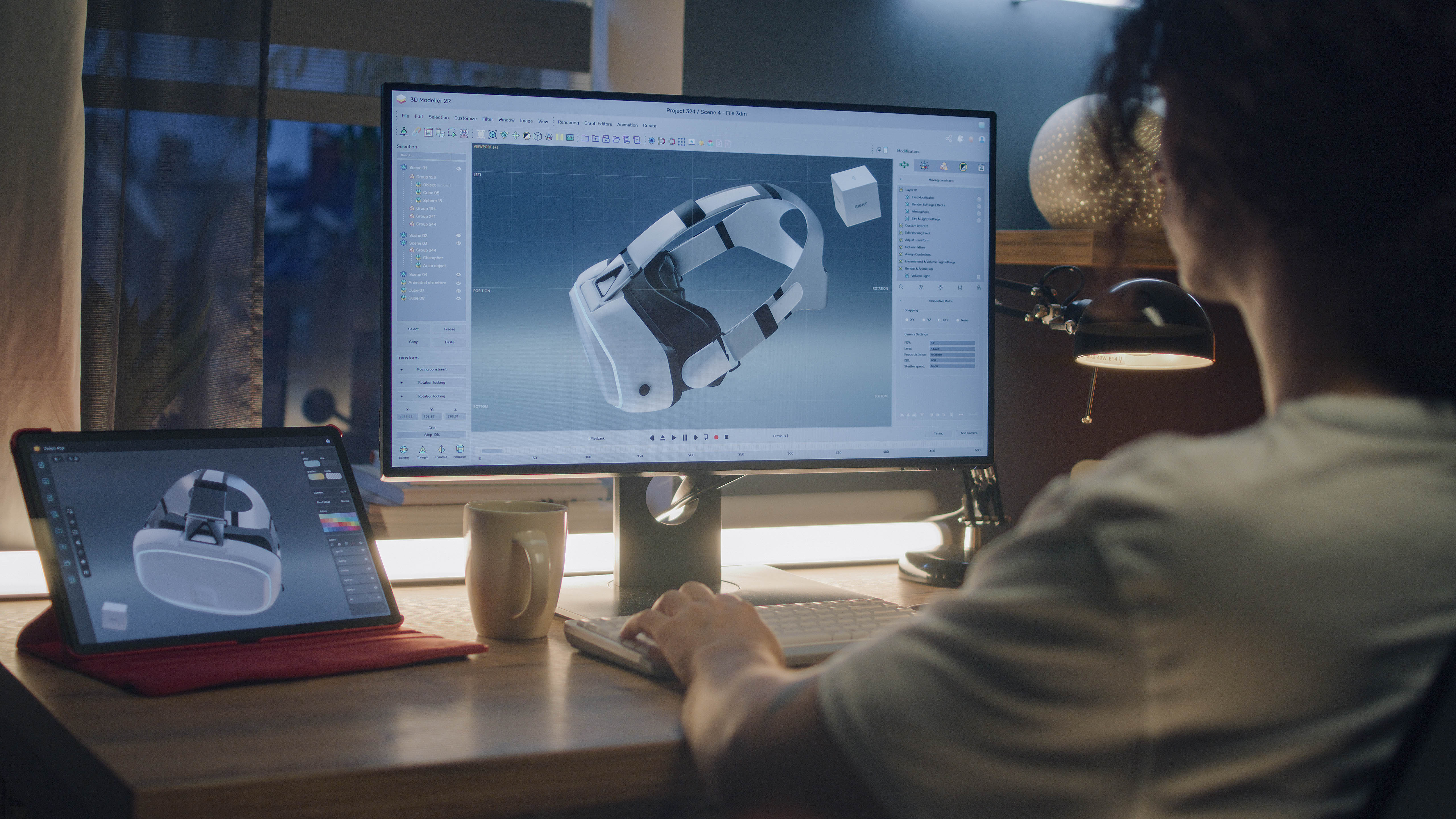 Person arbeitet an einem Computer und einem Tablet, um ein 3D-Modell eines VR-Headsets zu erstellen.