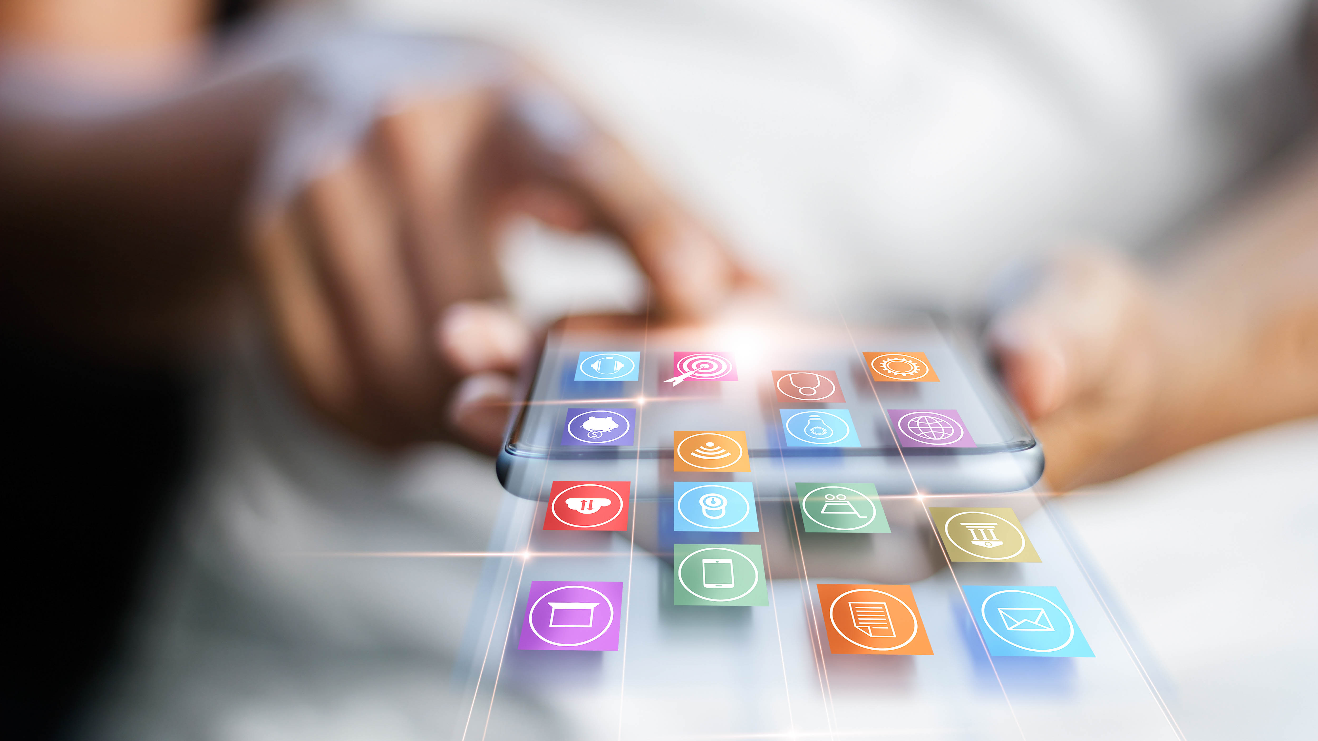 Ein Smartphone mit verschiedenen App-Symbolen, während eine Hand darauf zeigt.