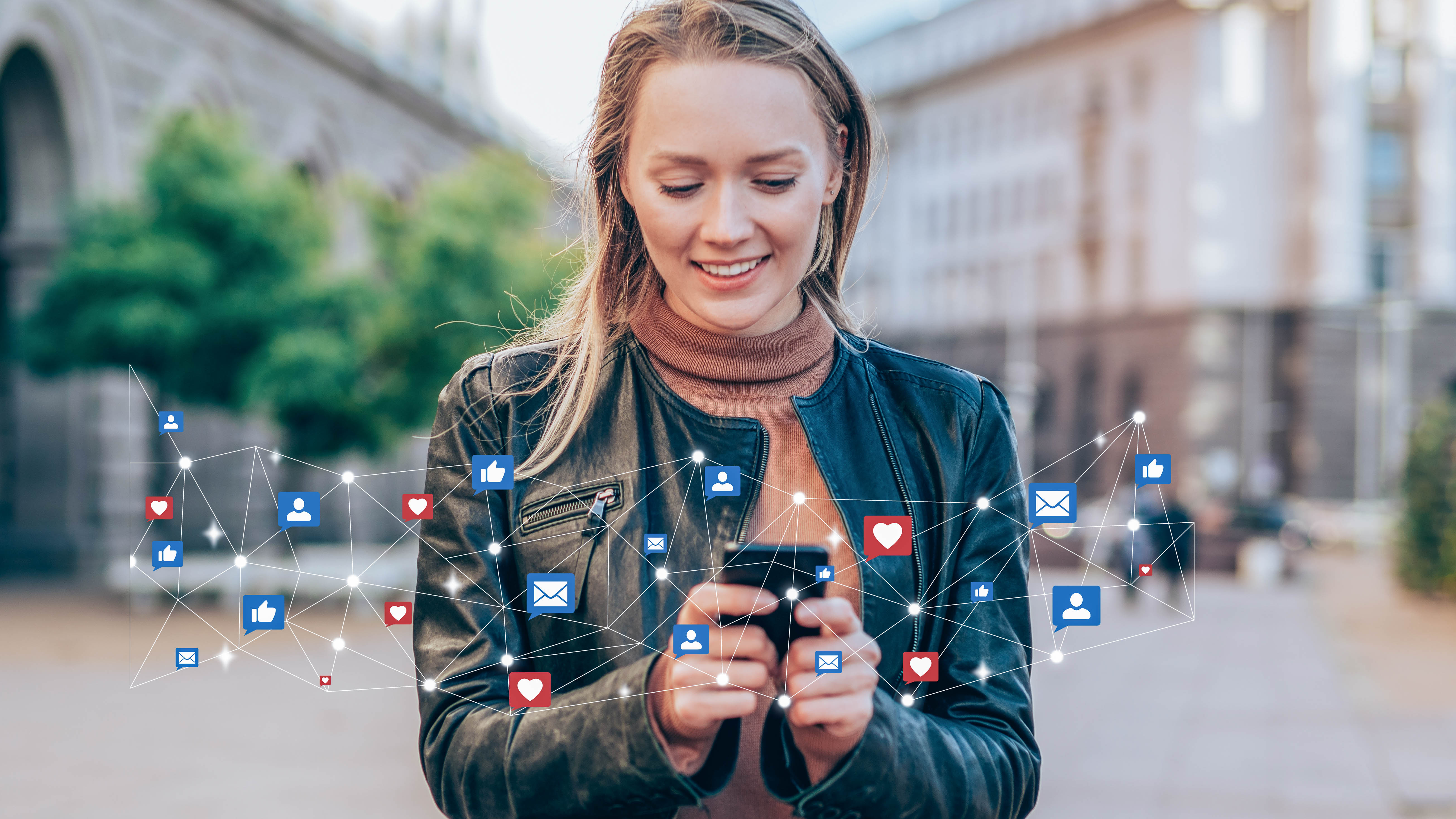 Eine lächelnde Frau in einer Stadt hält ein Smartphone, umgeben von Symbolen für soziale Medien.