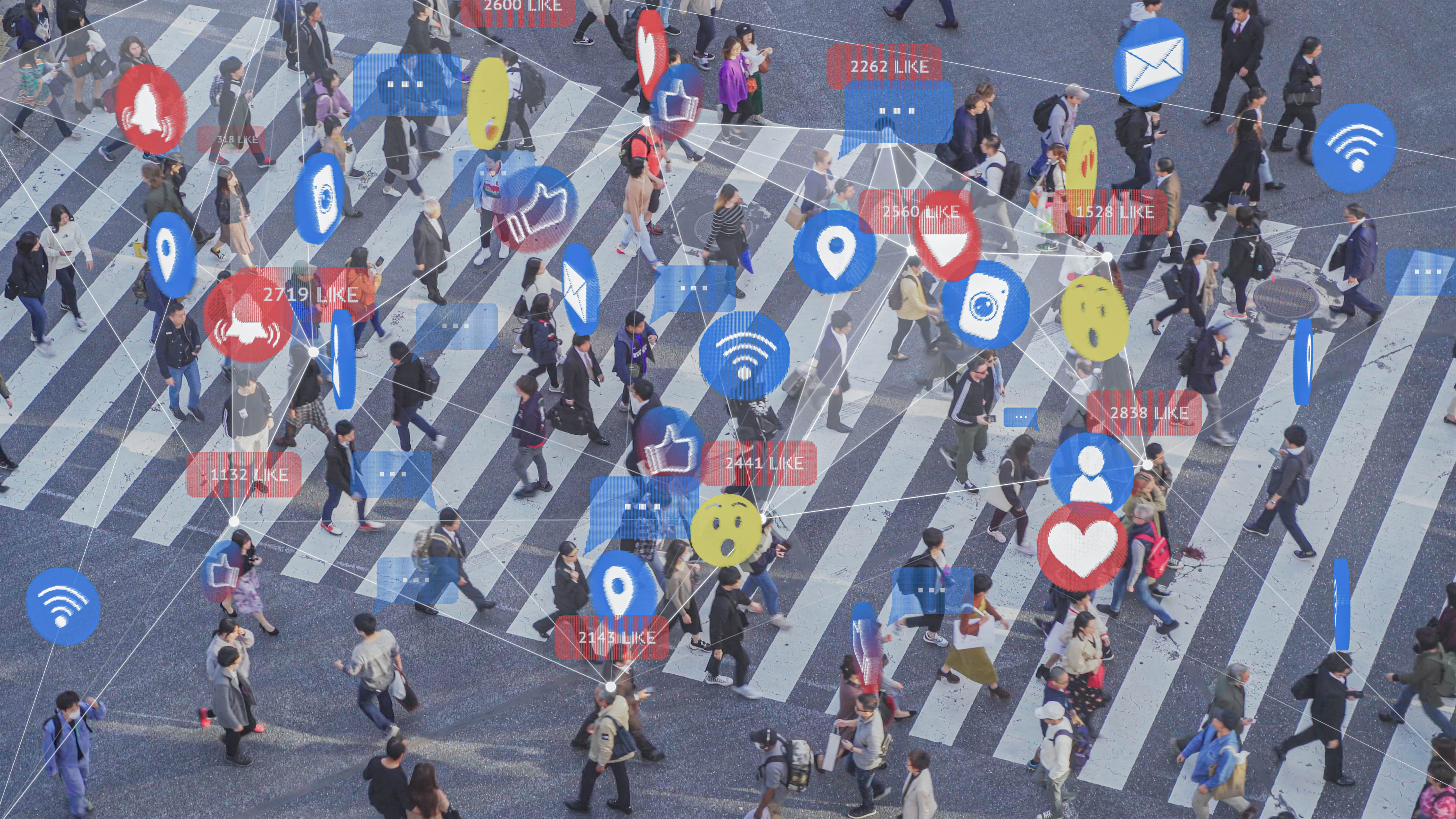 Menschen überqueren eine Fußgängerzone, umgeben von digitalen Symbolen und Interaktionsanzeigen.