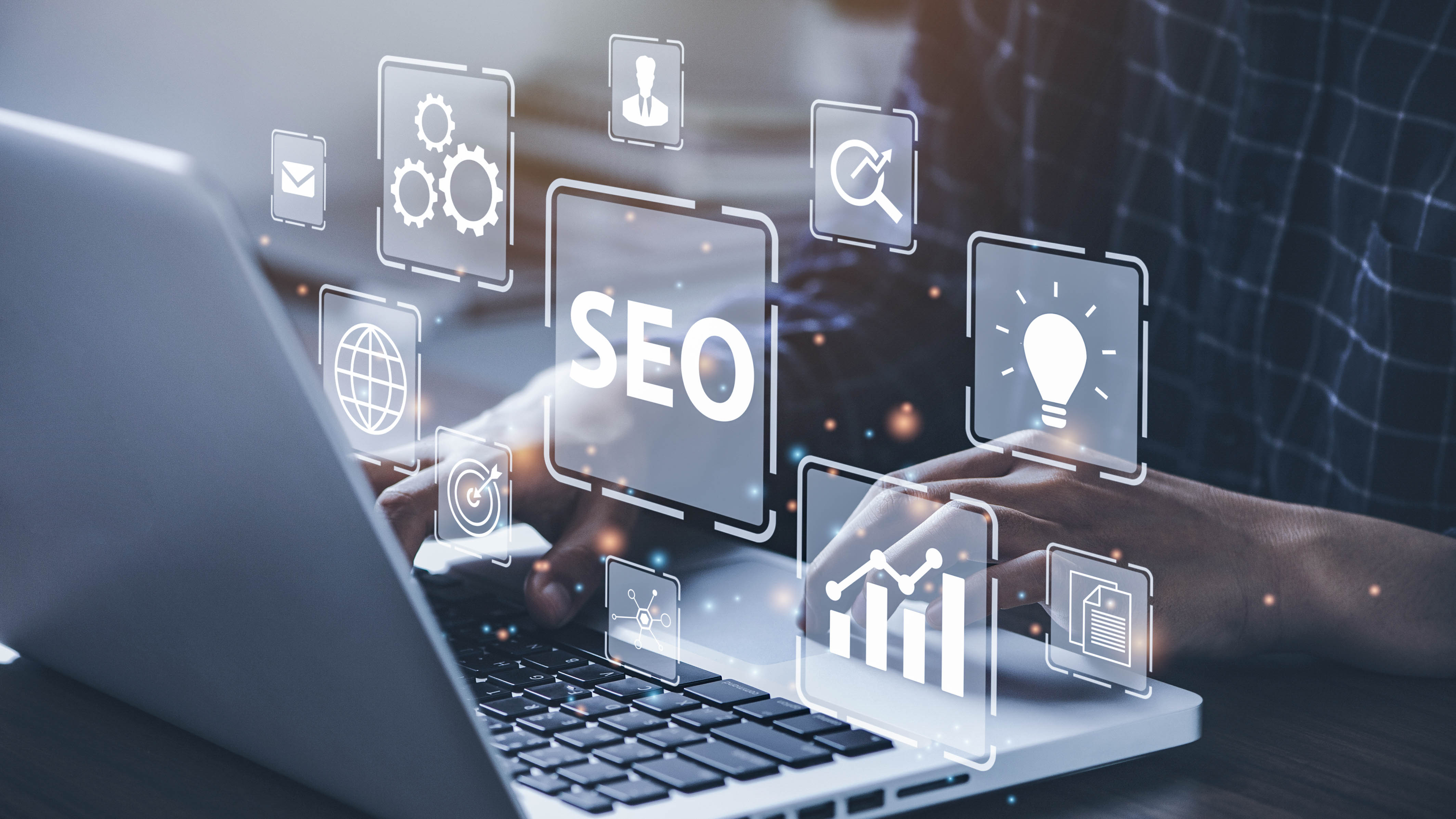 Hände tippen auf einer Laptop-Tastatur, umgeben von grafischen SEO-Symbolen und Datenvisualisierungen.