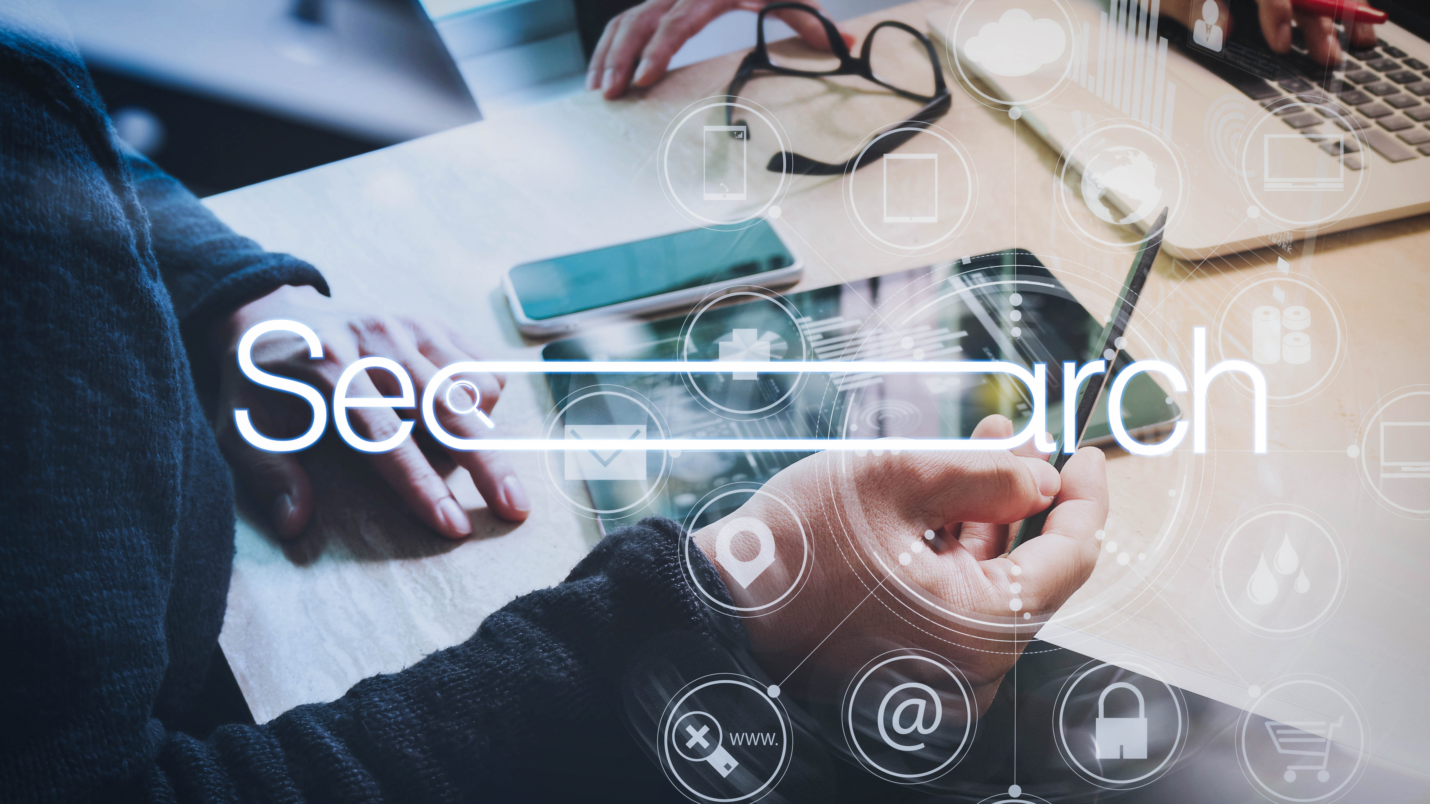 Hände tippen auf einem Smartphone, umgeben von digitalen Icons und dem Wort 