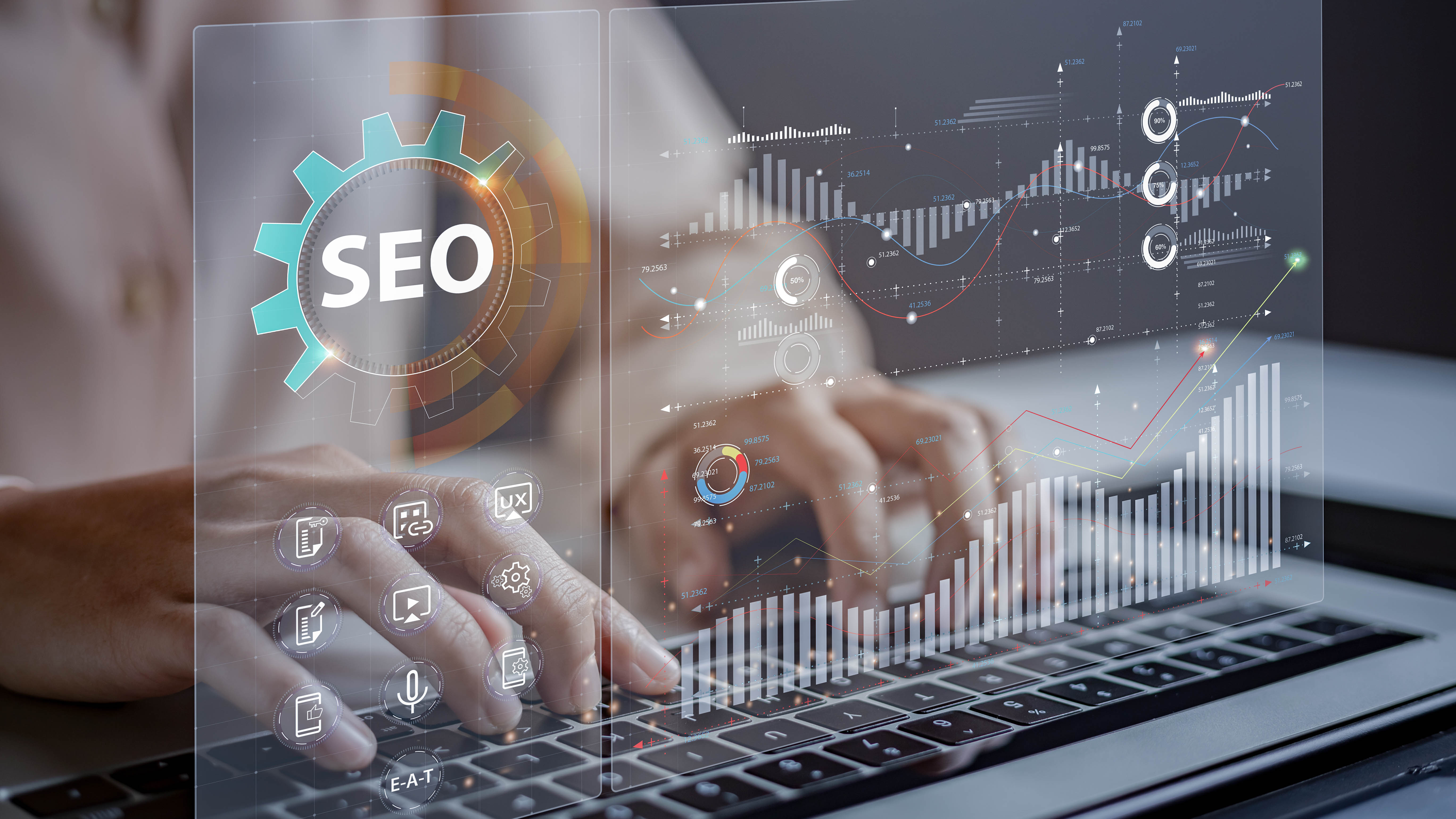 Hände tippen auf einer Laptop-Tastatur, während digitale SEO-Daten und Grafiken angezeigt werden.