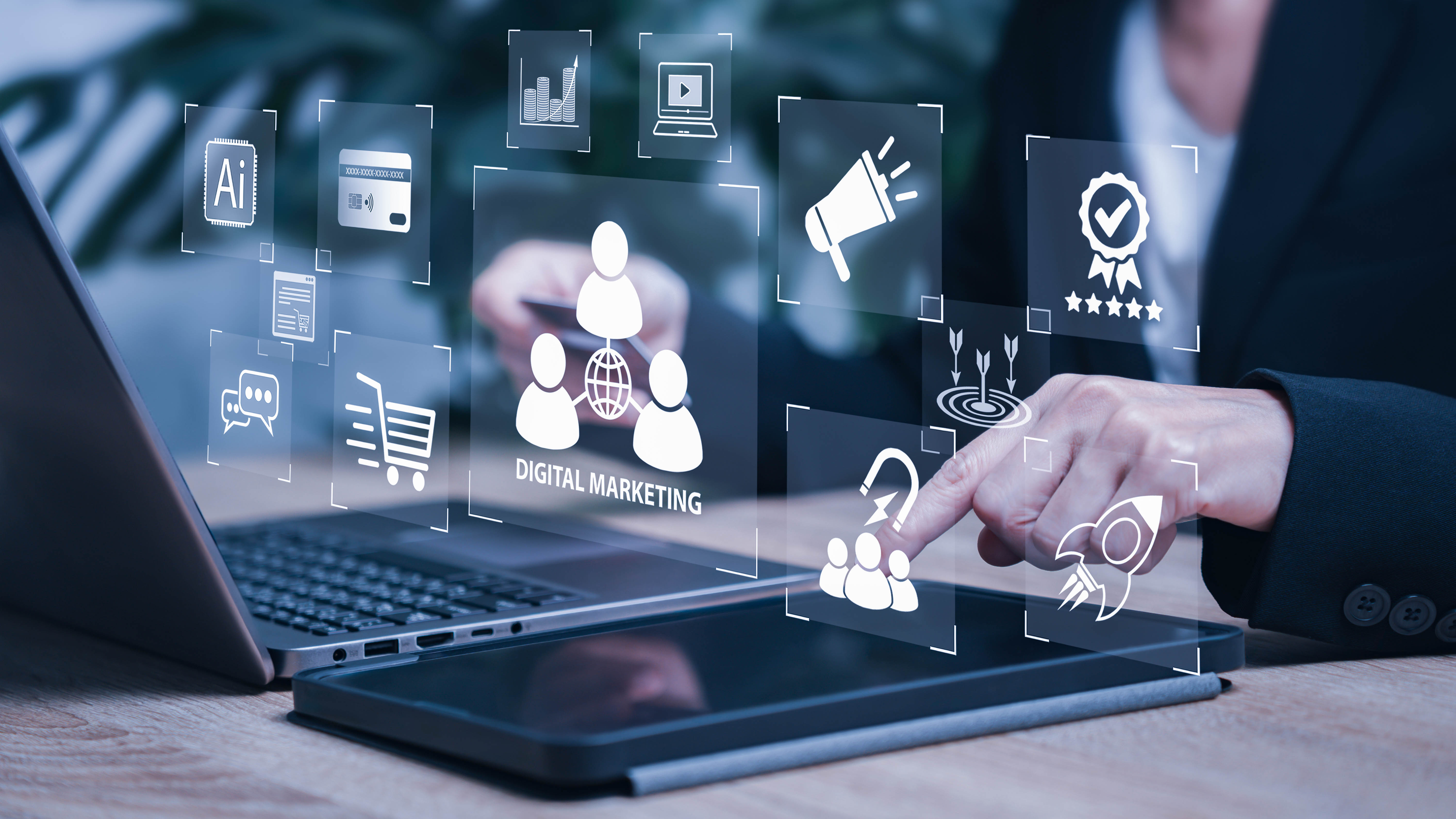 Hände tippen auf ein Tablet, umgeben von Icons zu digitalem Marketing und Datenanalysen.