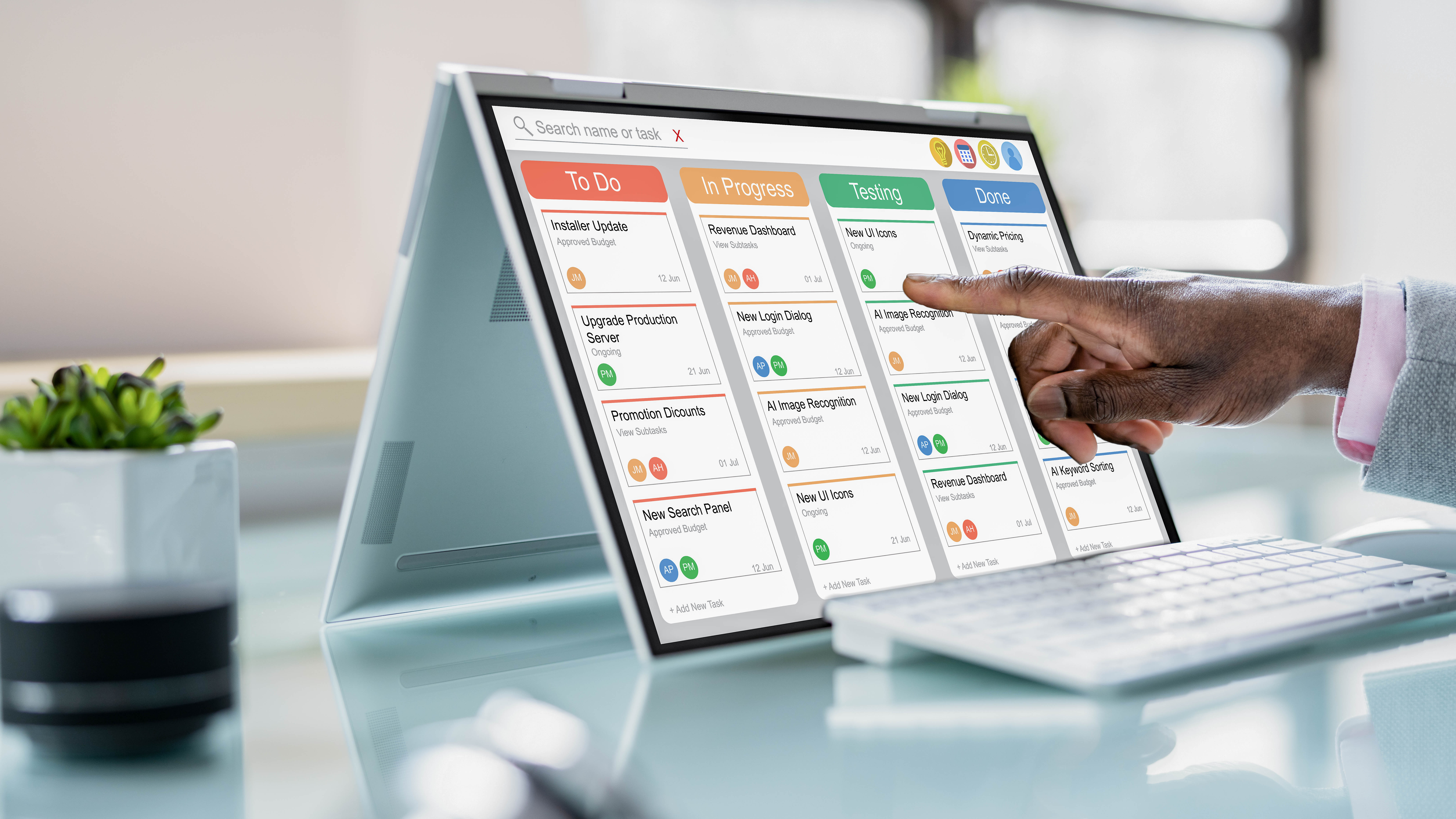 Ein Tablet mit einer Projektmanagement-Software zeigt Aufgaben in verschiedenen Status, während eine Hand darauf tippt.