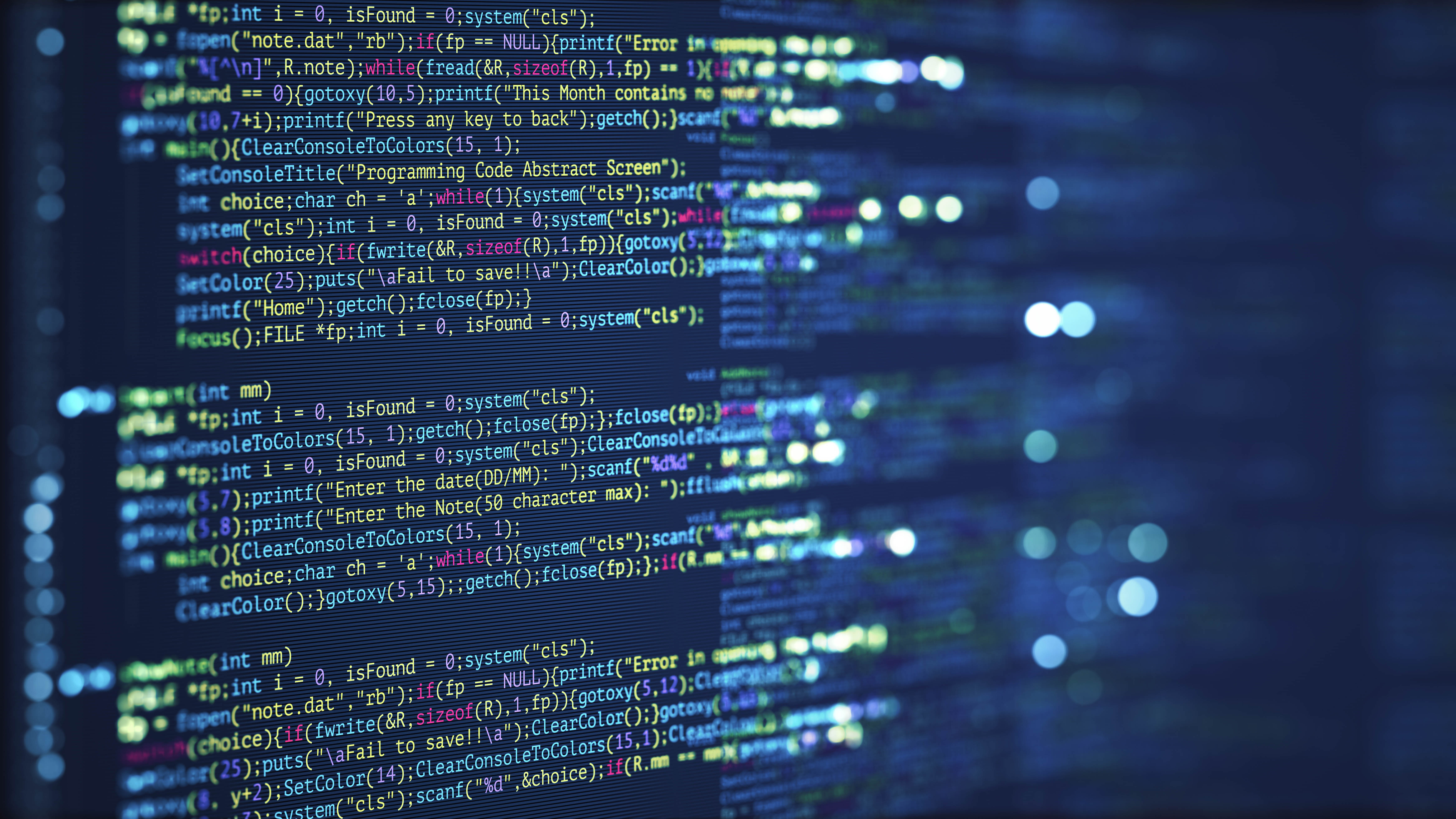 Codezeilen in verschiedenen Farben auf einem Bildschirm, die Programmierlogik und Funktionen darstellen.