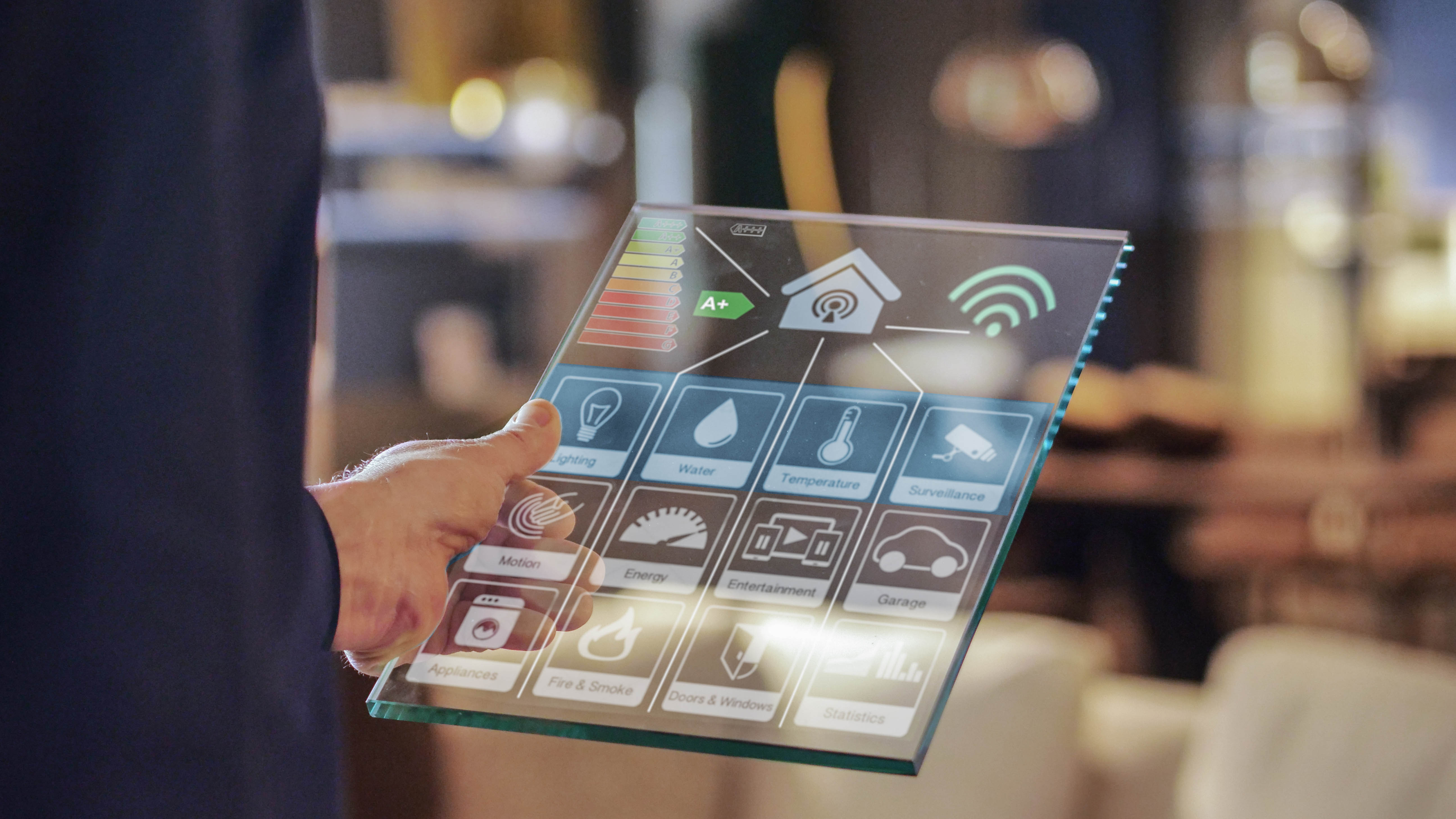 Ein Benutzer hält ein transparentes, digitales Bedienfeld mit verschiedenen Smart-Home-Funktionen in der Hand.