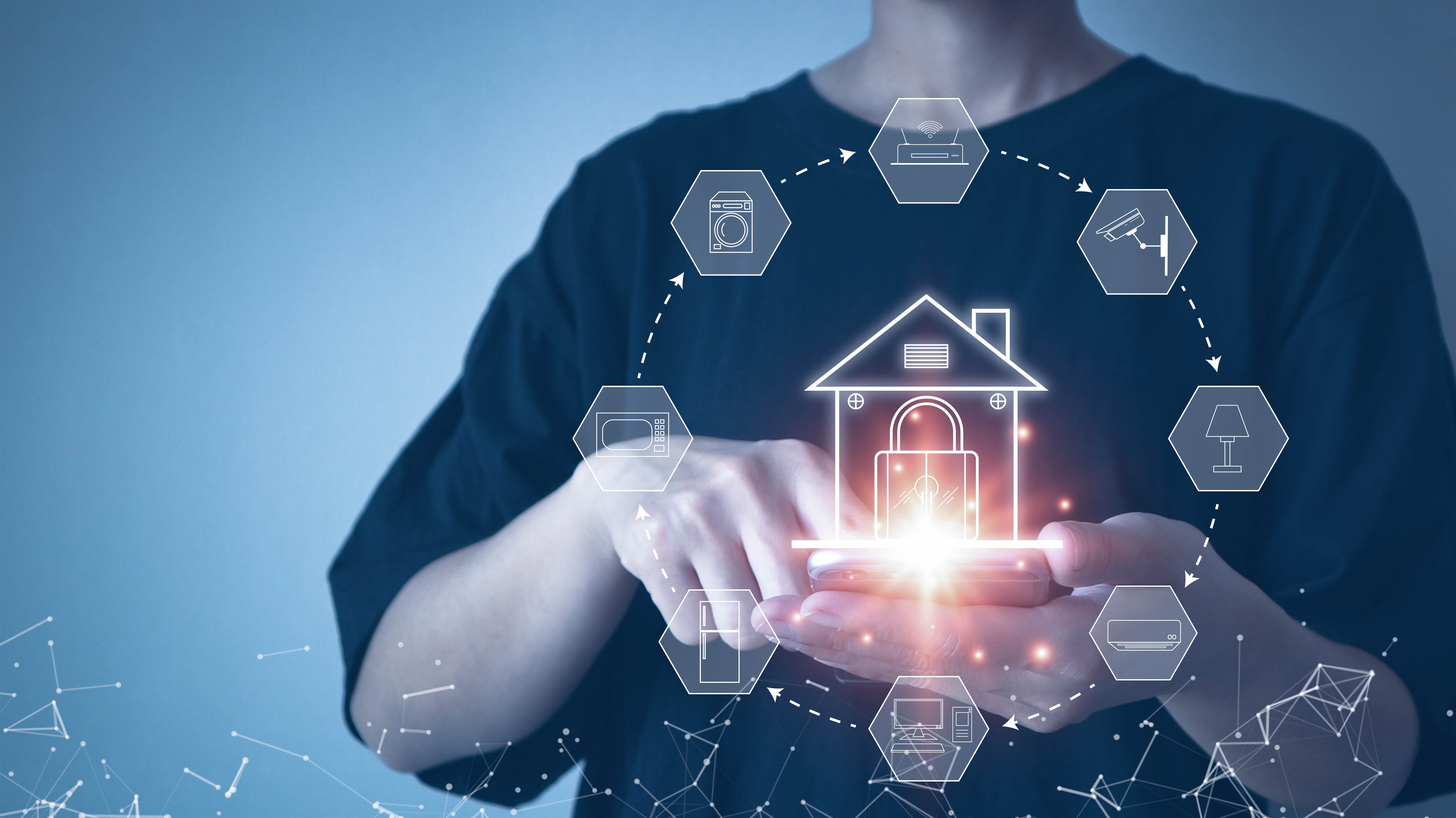 Person hält ein Smartphone in der Hand, umgeben von Symbolen für Smart-Home-Geräte und einem Haus-Icon.