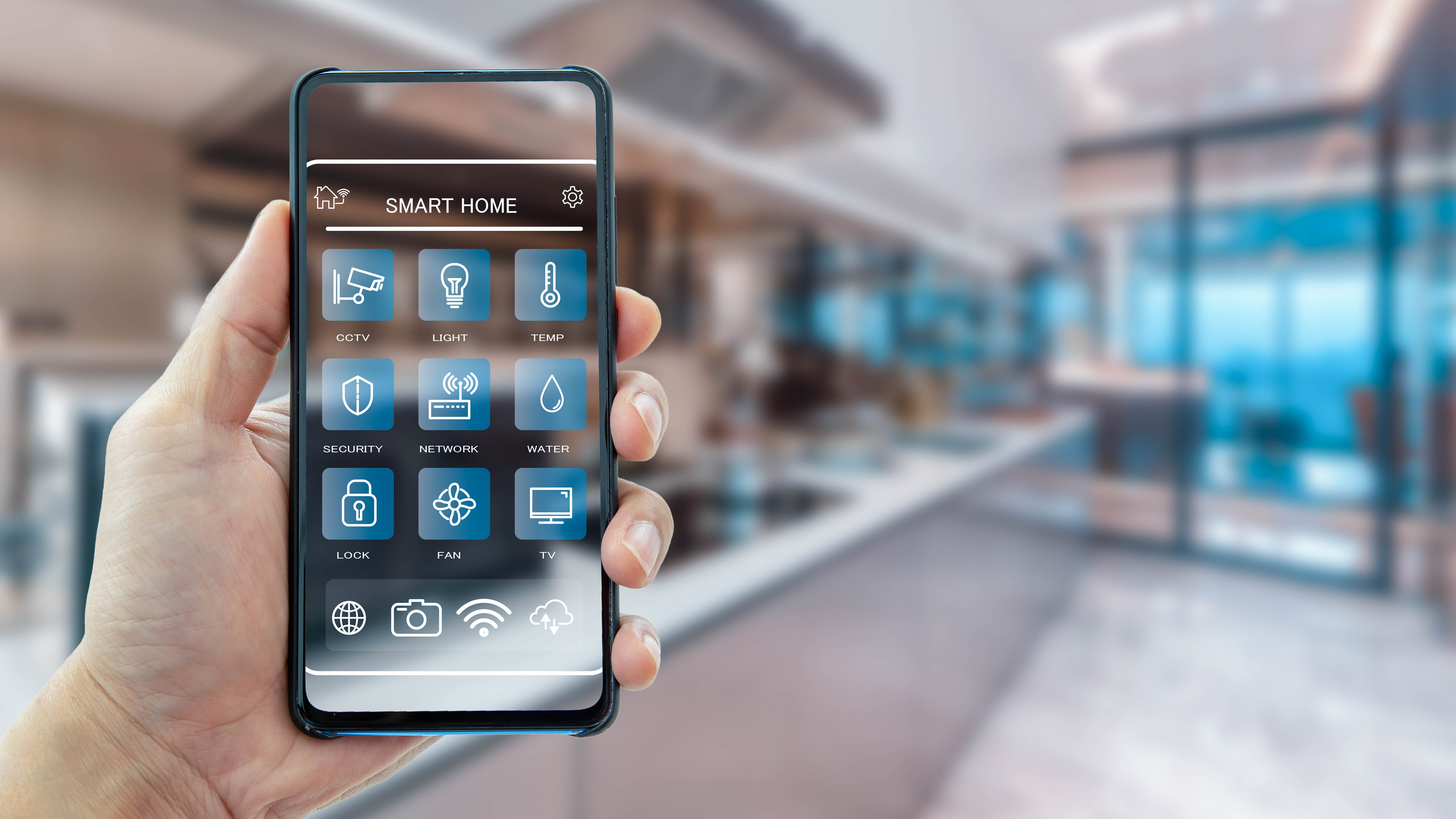 Smartphone in Hand mit einer Benutzeroberfläche für Smart Home-Funktionen wie Licht, Sicherheit und Temperatur.