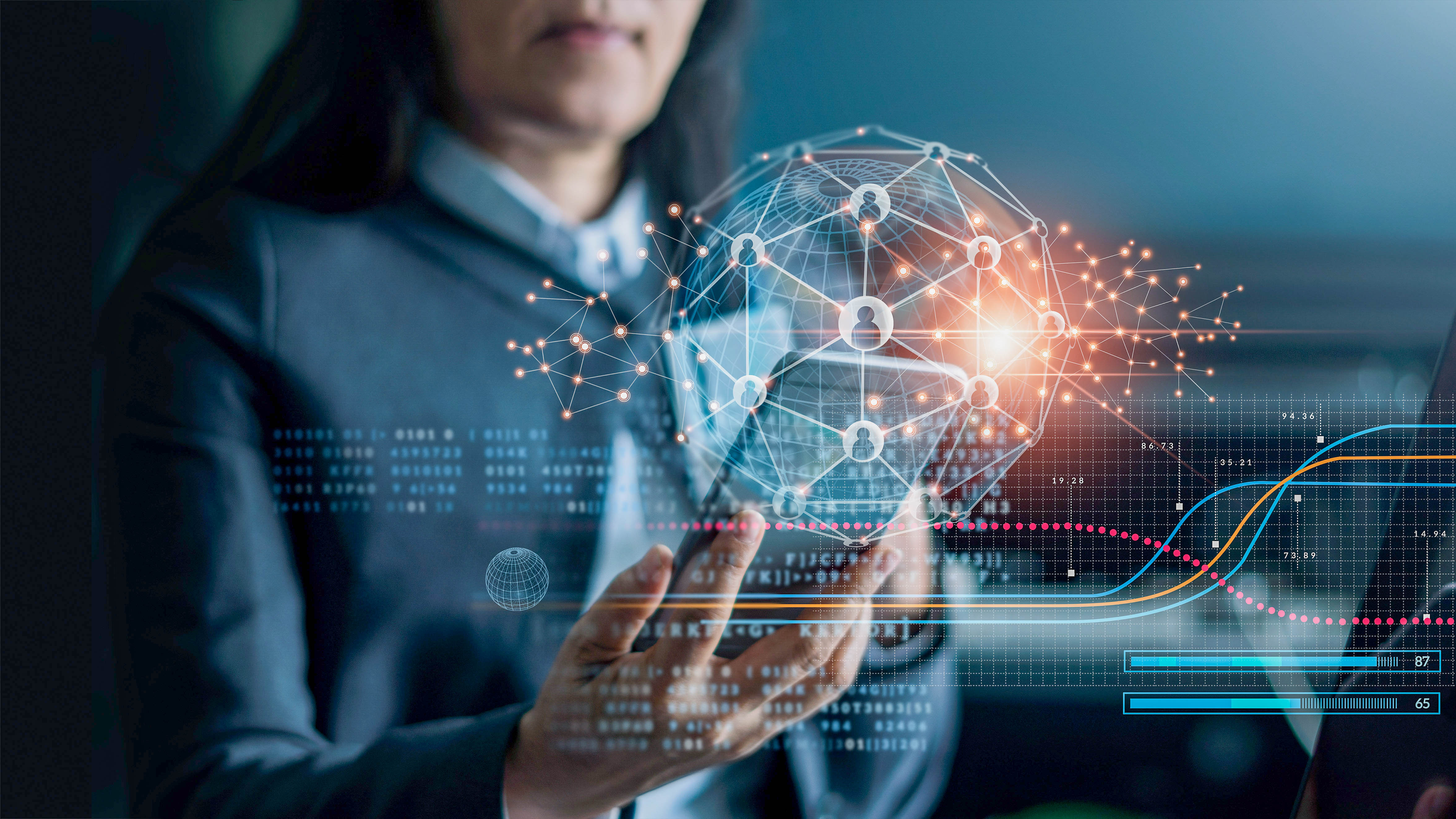 Eine Person hält ein holographisches Netzwerkmodell mit Datenvisualisierungen und Diagrammen in den Händen.