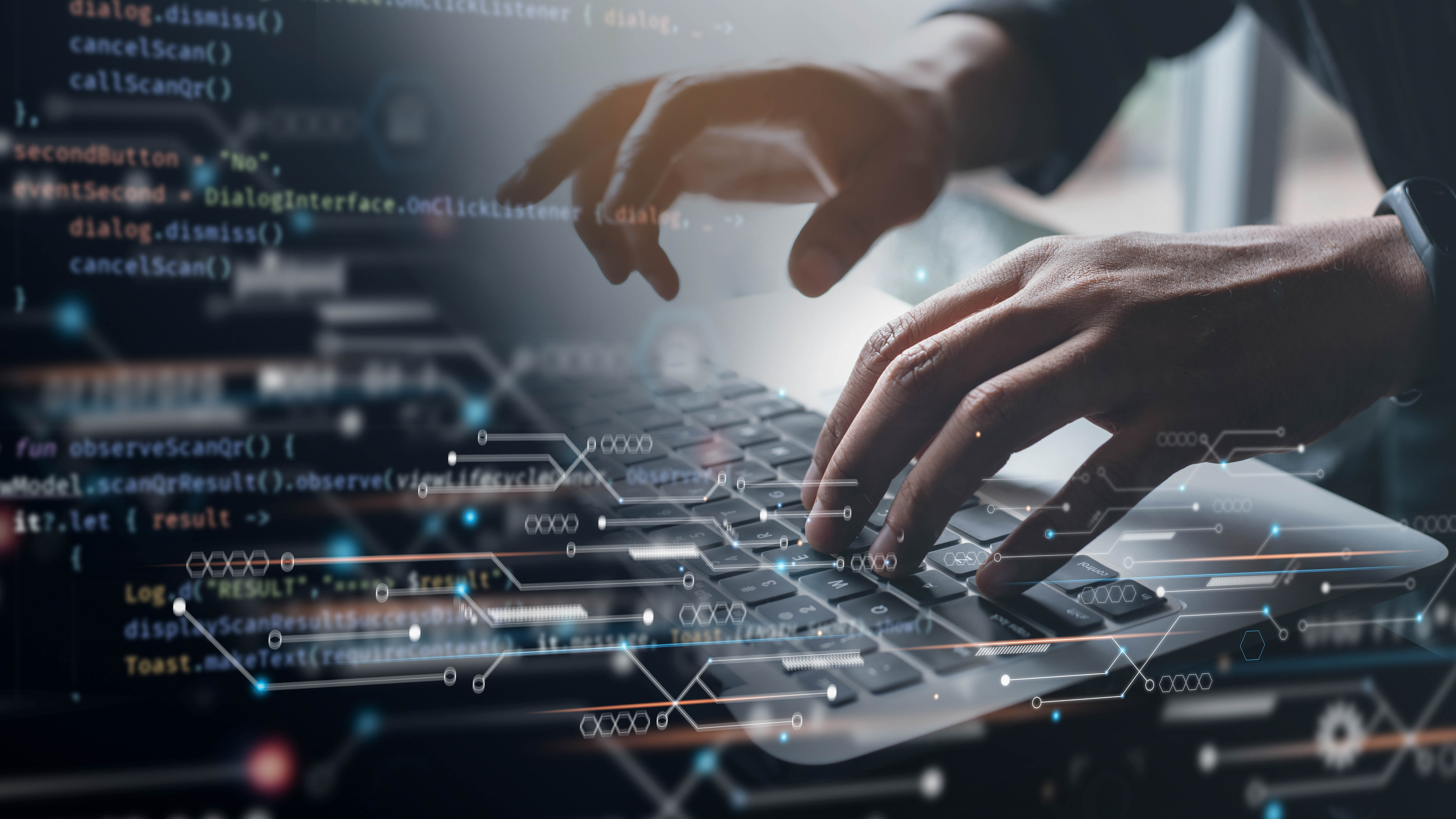 Hände tippen auf einer Laptop-Tastatur, umgeben von digitalen Code-Elementen und grafischen Darstellungen.