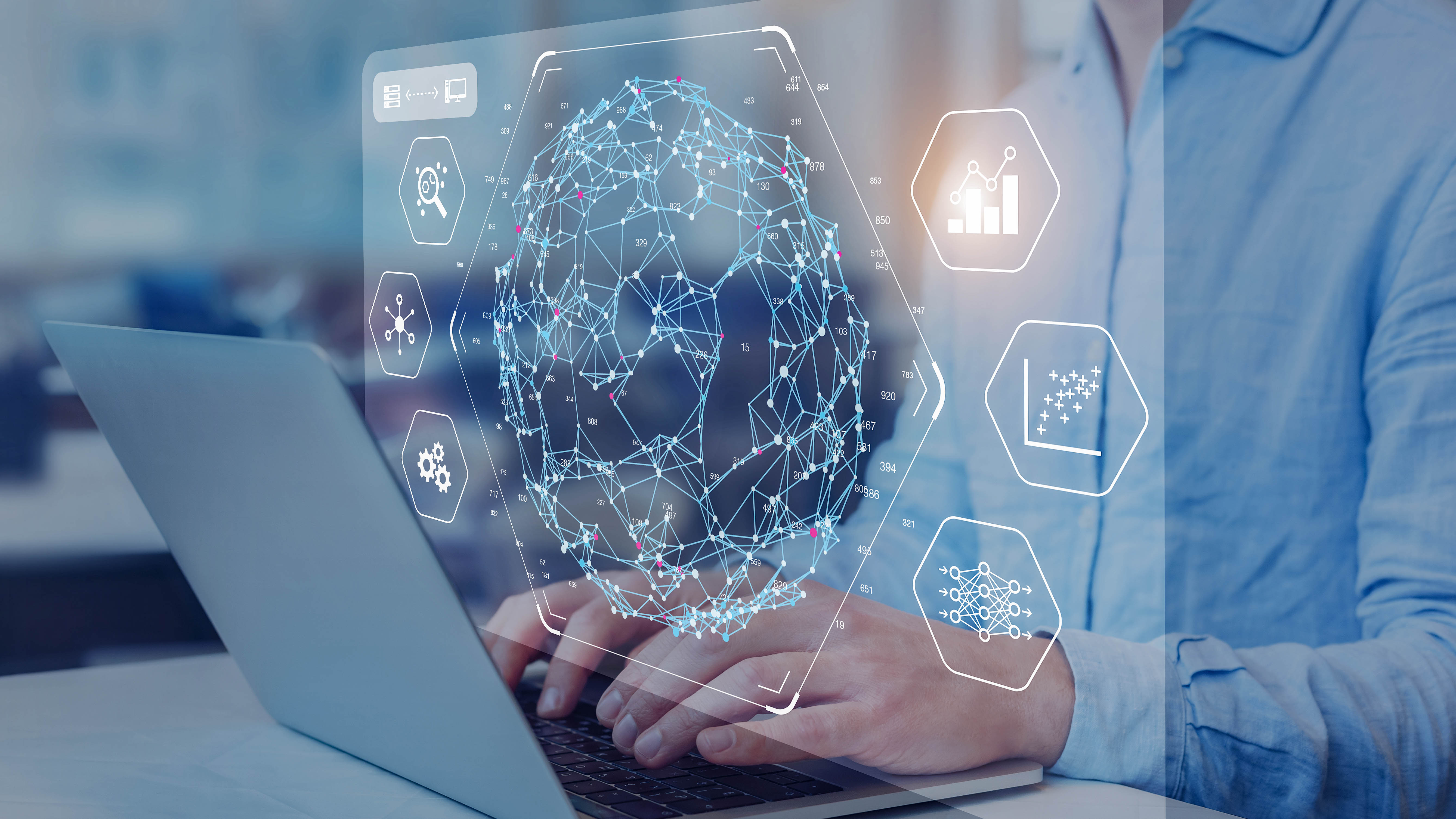 Eine Person tippt auf einem Laptop, während digitale Grafiken und Datenvisualisierungen im Vordergrund angezeigt werden.
