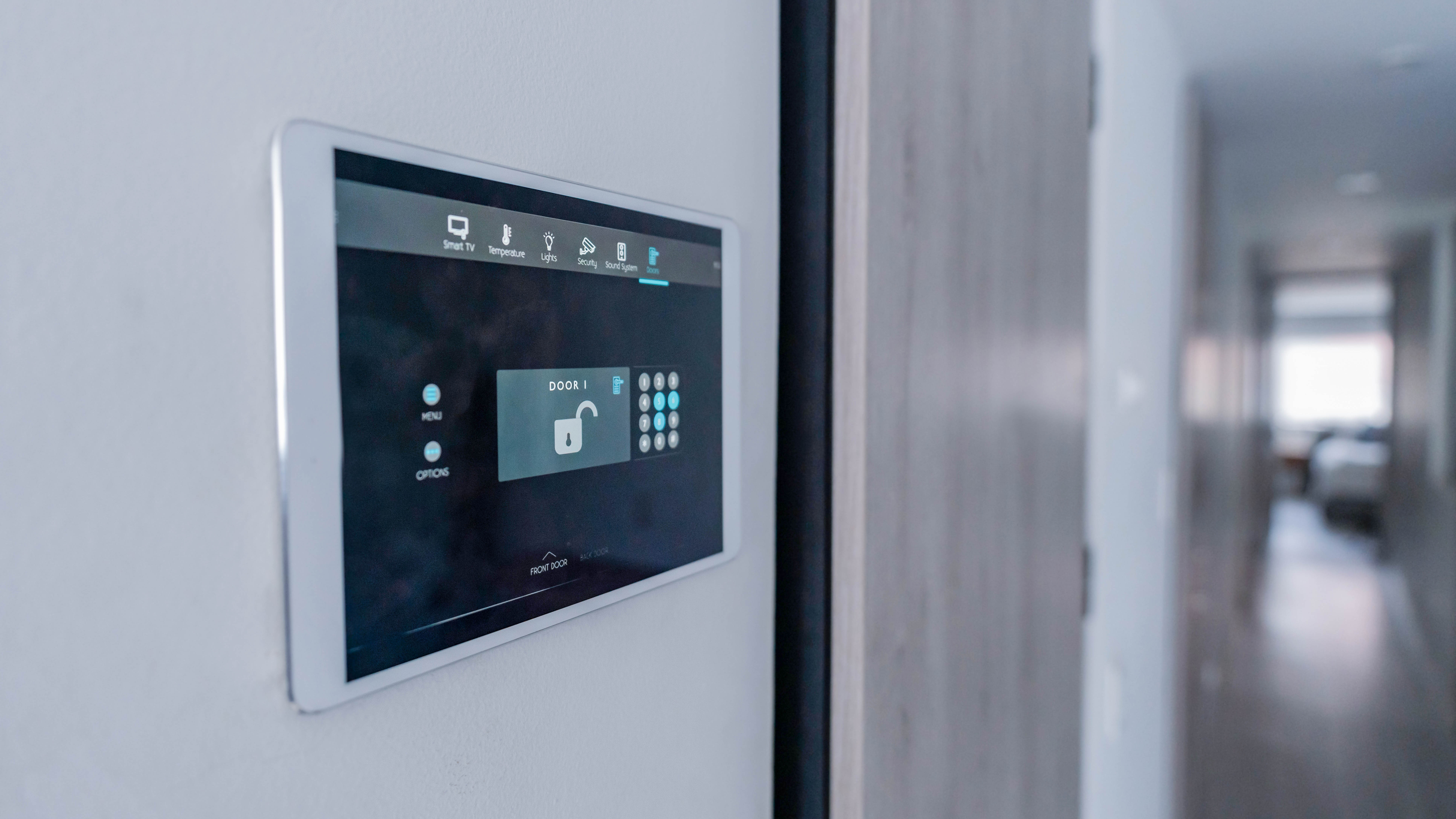 Ein digitales Bedienfeld zur Steuerung von Smart-Home-Funktionen an einer Wand.
