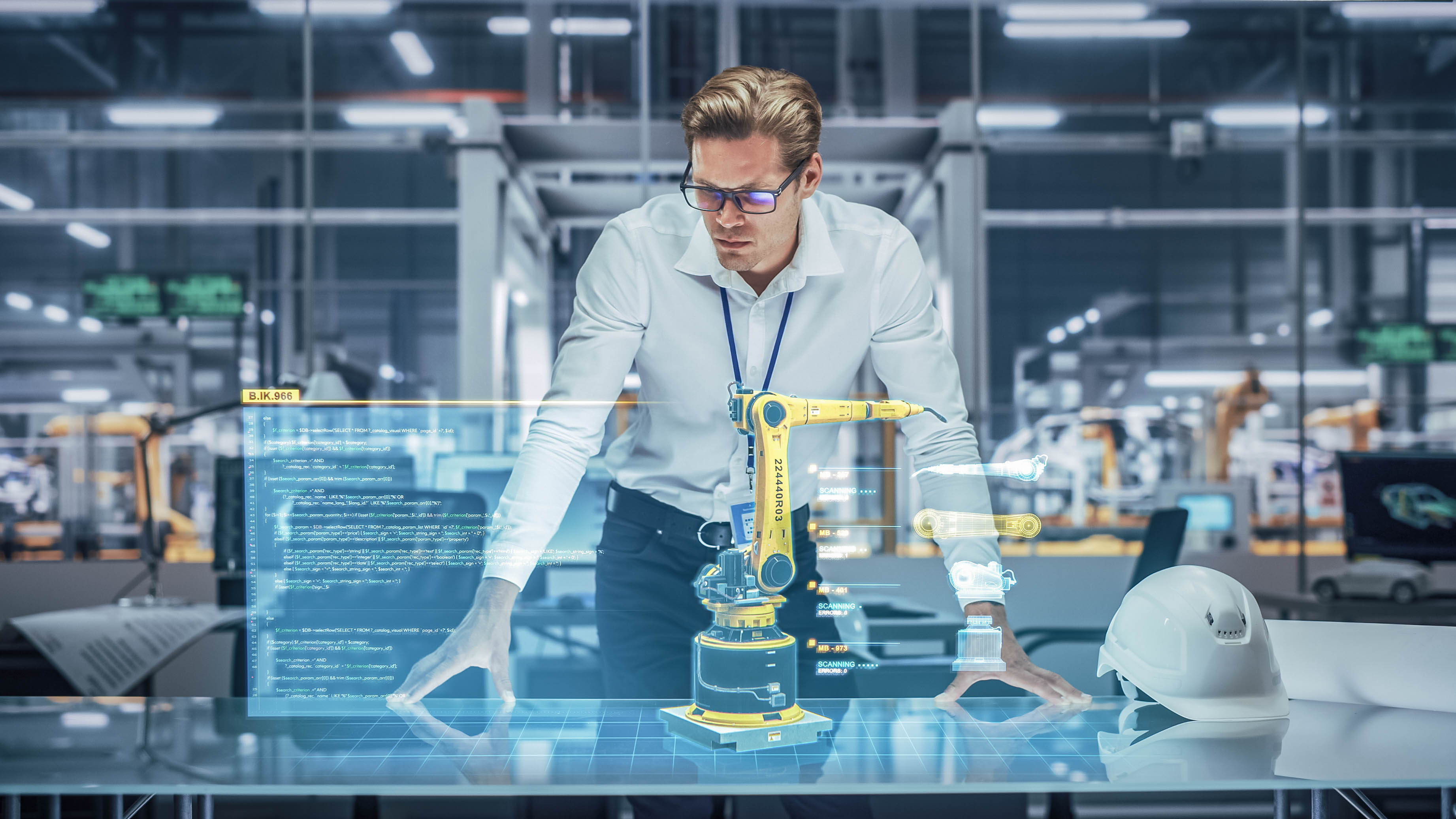 Ein Mann in einem modernen Büro betrachtet einen holografischen Industrieroboter und digitale Daten auf einem Tisch.