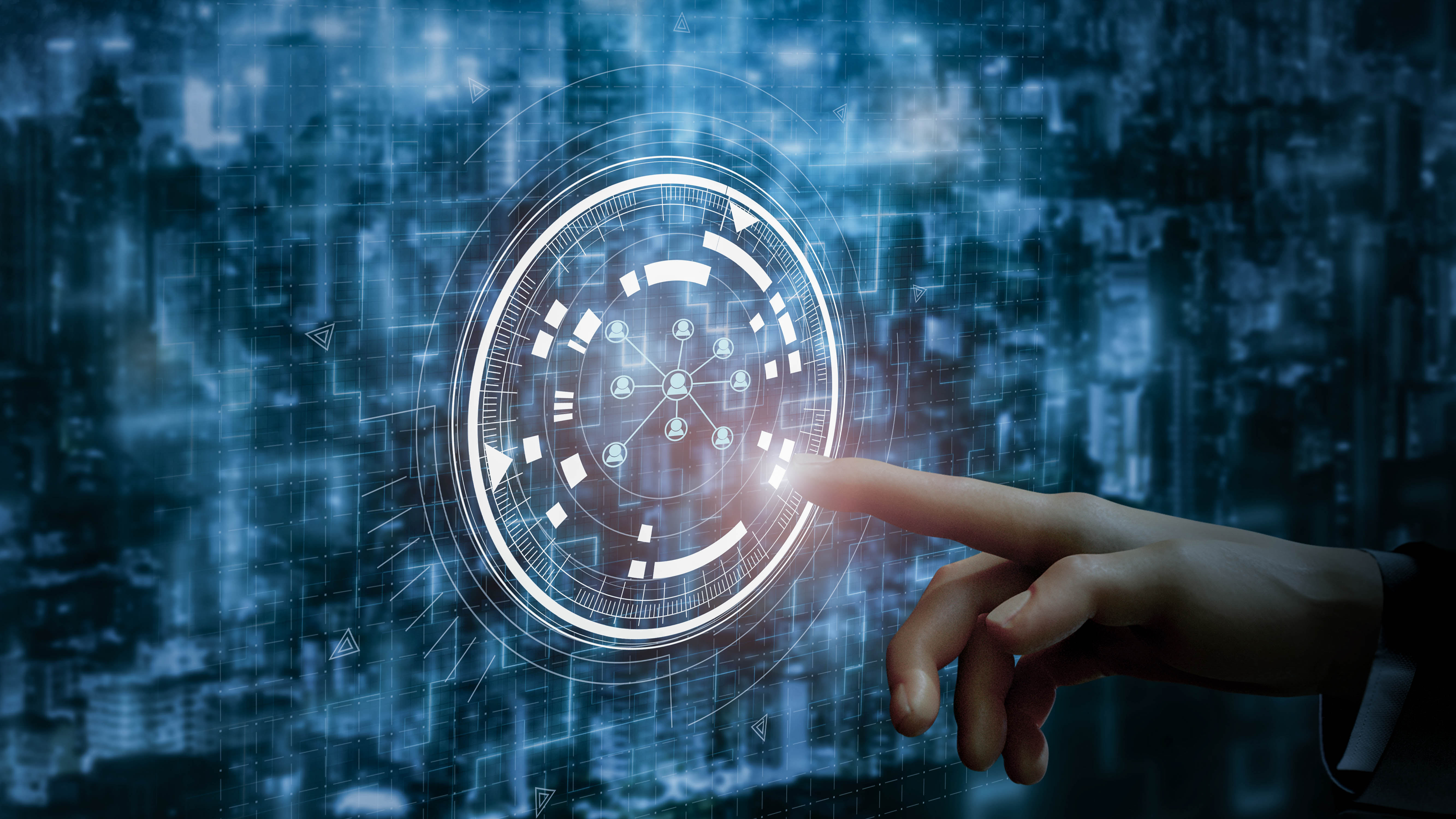 Finger berührt ein digitales Interface mit grafischen Elementen und Netzwerksymbolen vor einem blauen Hintergrund.