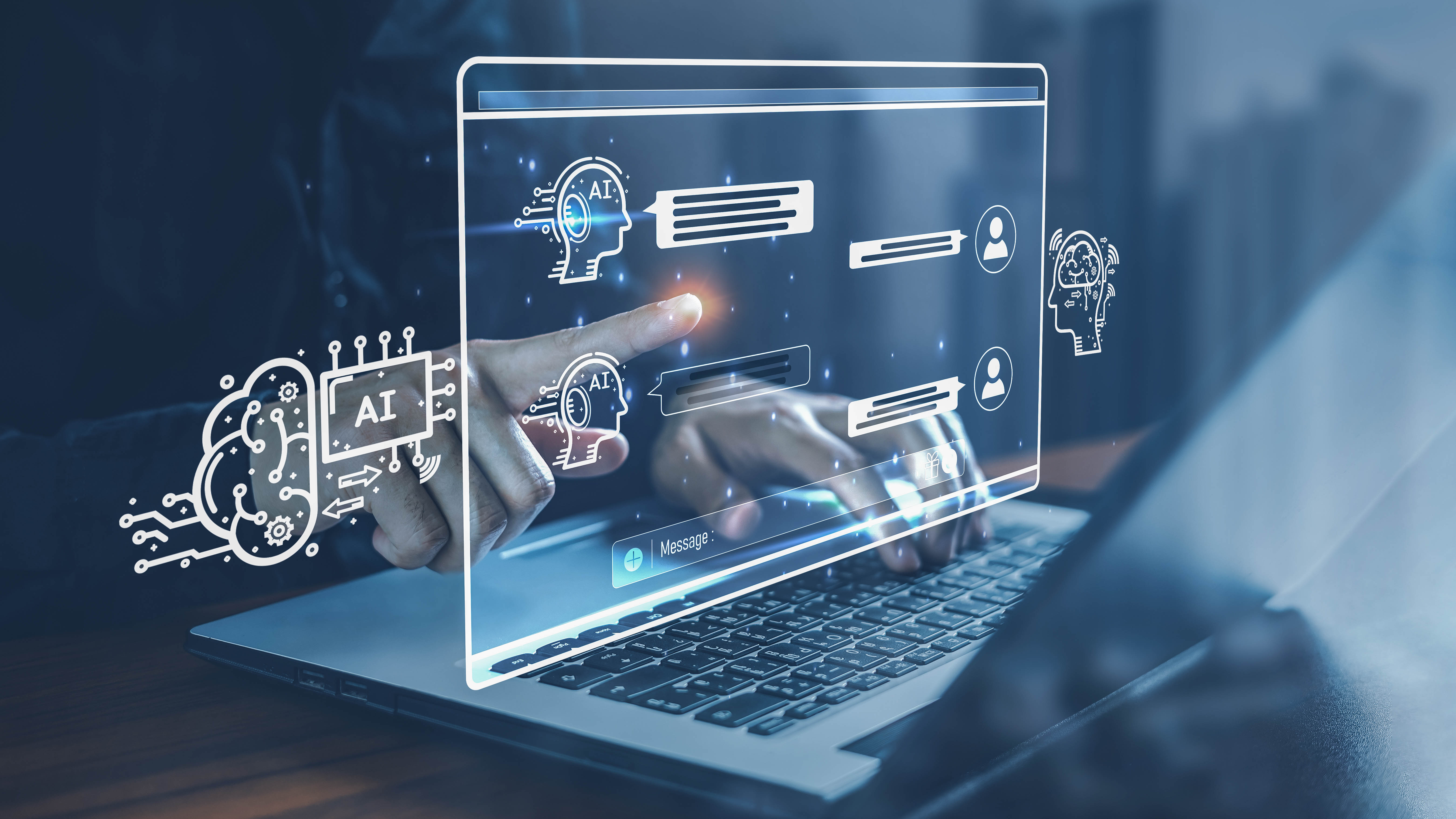 Hand, die auf ein holographisches Interface mit AI-Symbolen und Chat-Nachrichten zeigt, vor einem Laptop.