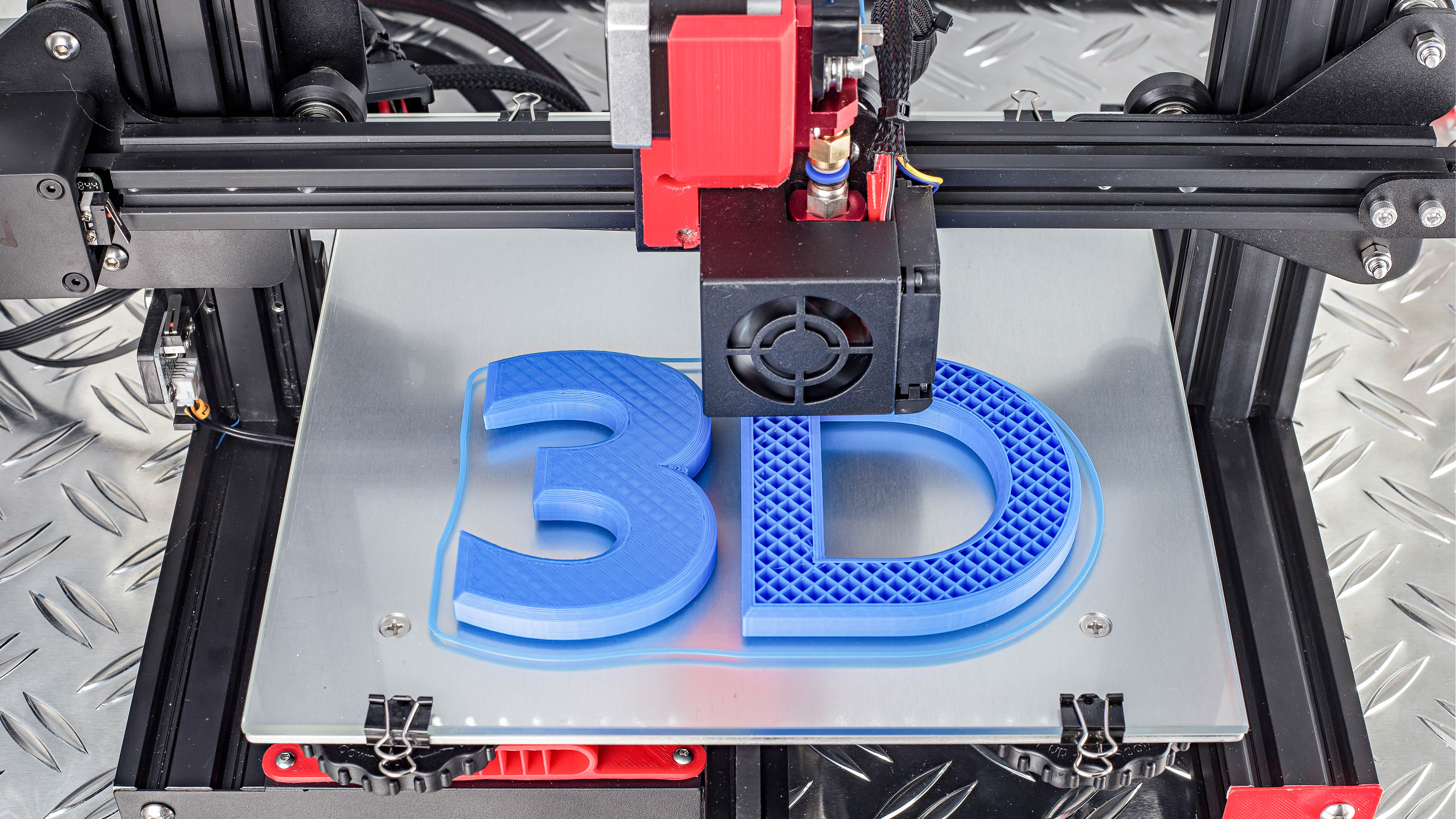 3D-Drucker erstellt eine blaue 