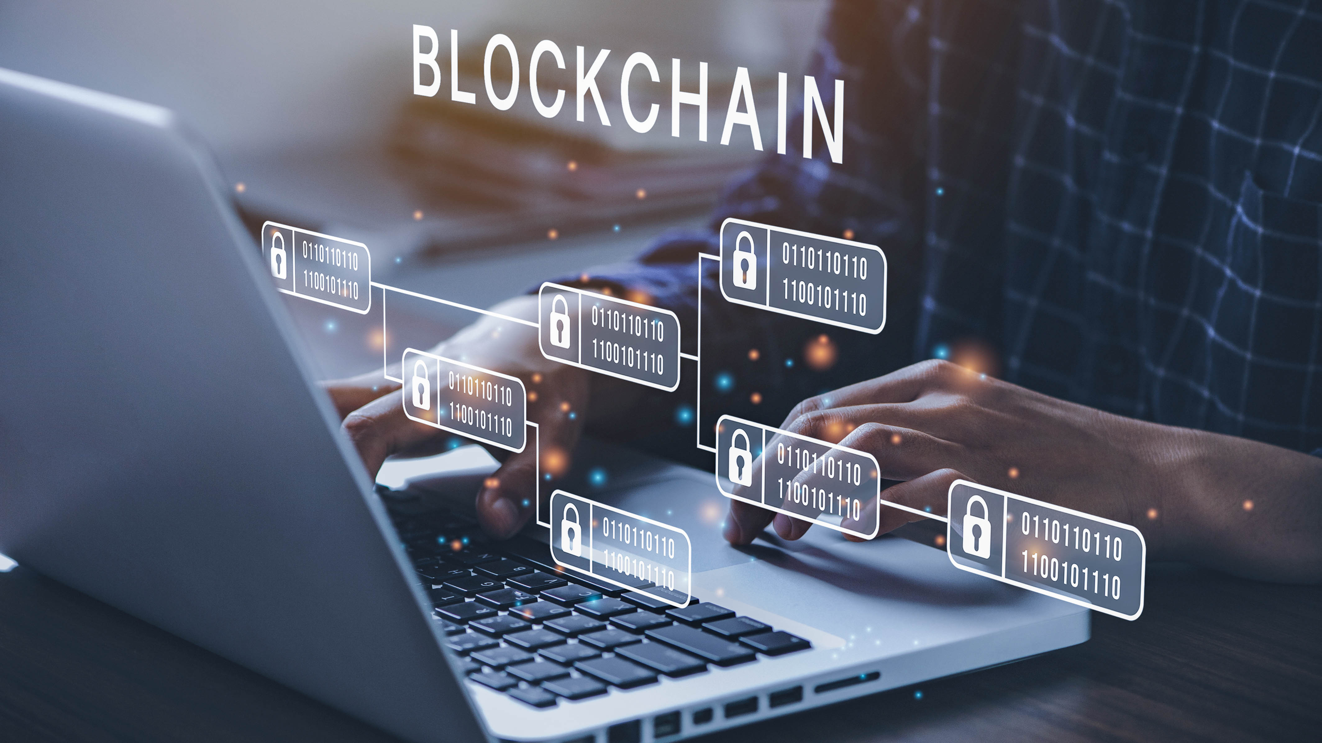 Hände tippen auf einer Laptop-Tastatur, während digitale Blockchain-Symbole und Daten angezeigt werden.