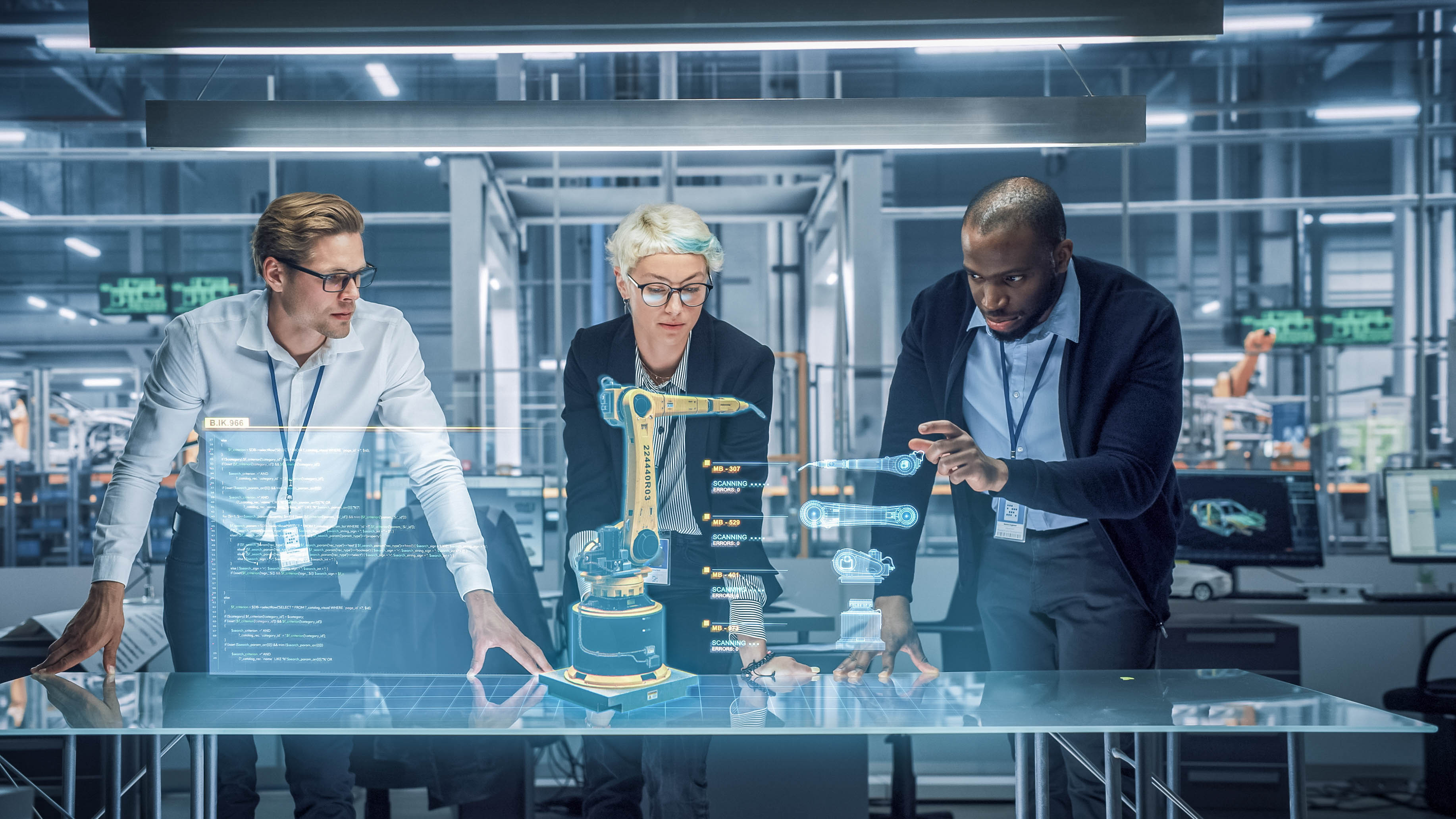 Drei Personen betrachten holographische Darstellungen eines Roboters und von technischen Daten an einem Tisch in einem modernen Labor.