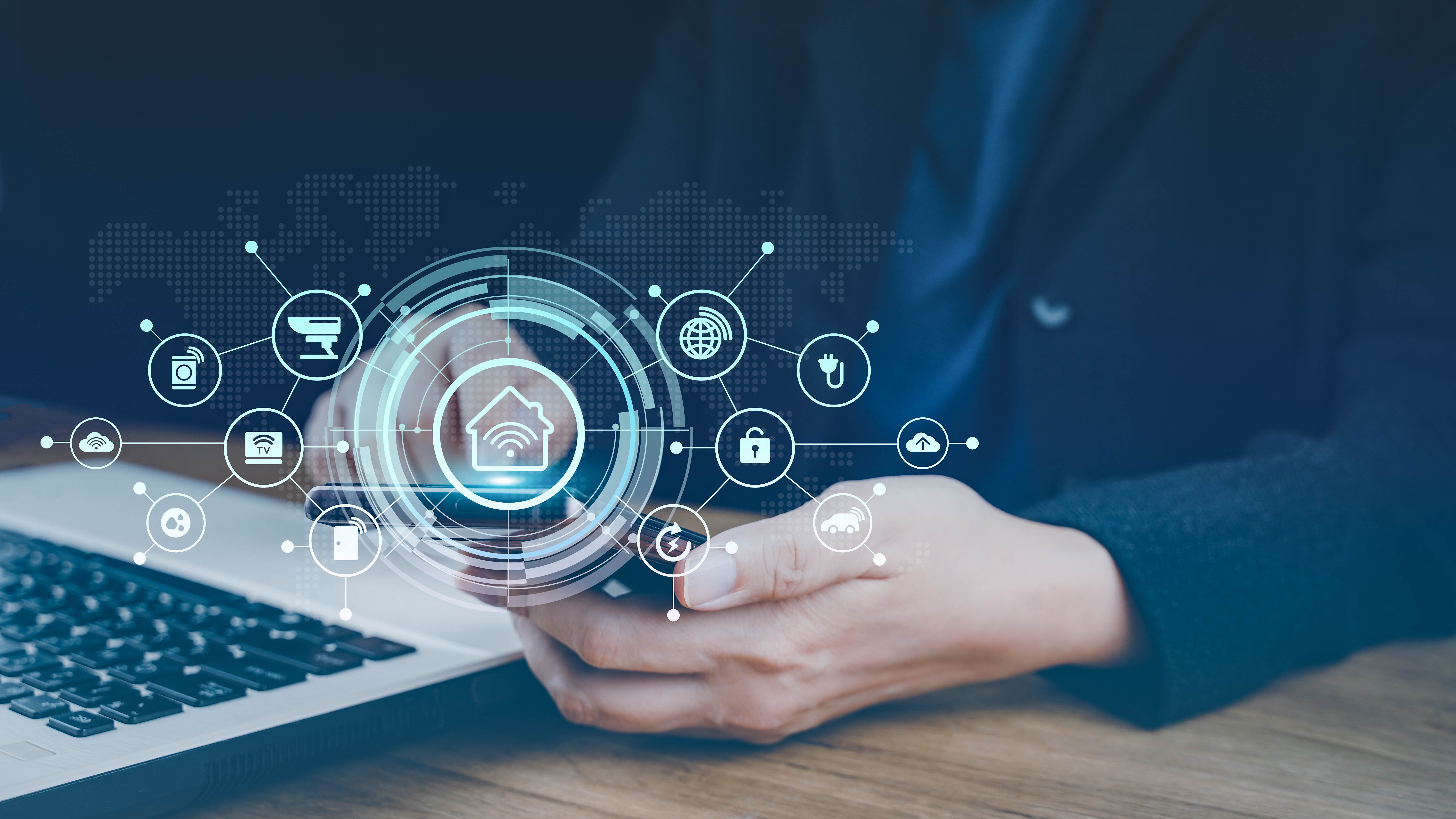 Eine Person hält ein Smartphone, während digitale Symbole für Smart Home-Technologie um sie herum angezeigt werden.