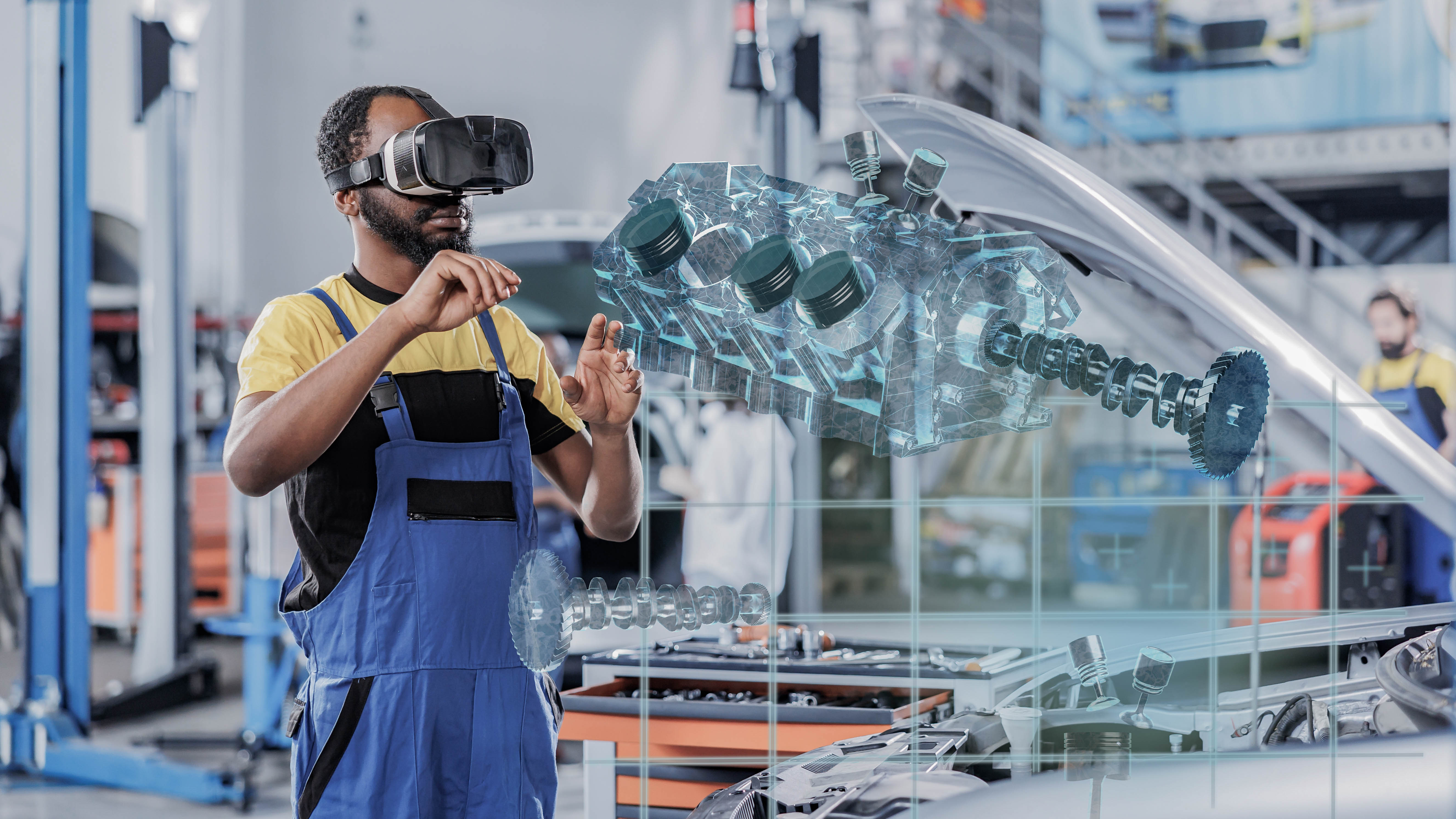 Ein Mann mit VR-Brille interagiert mit einer holografischen Darstellung eines Motorblocks in einer Werkstatt.