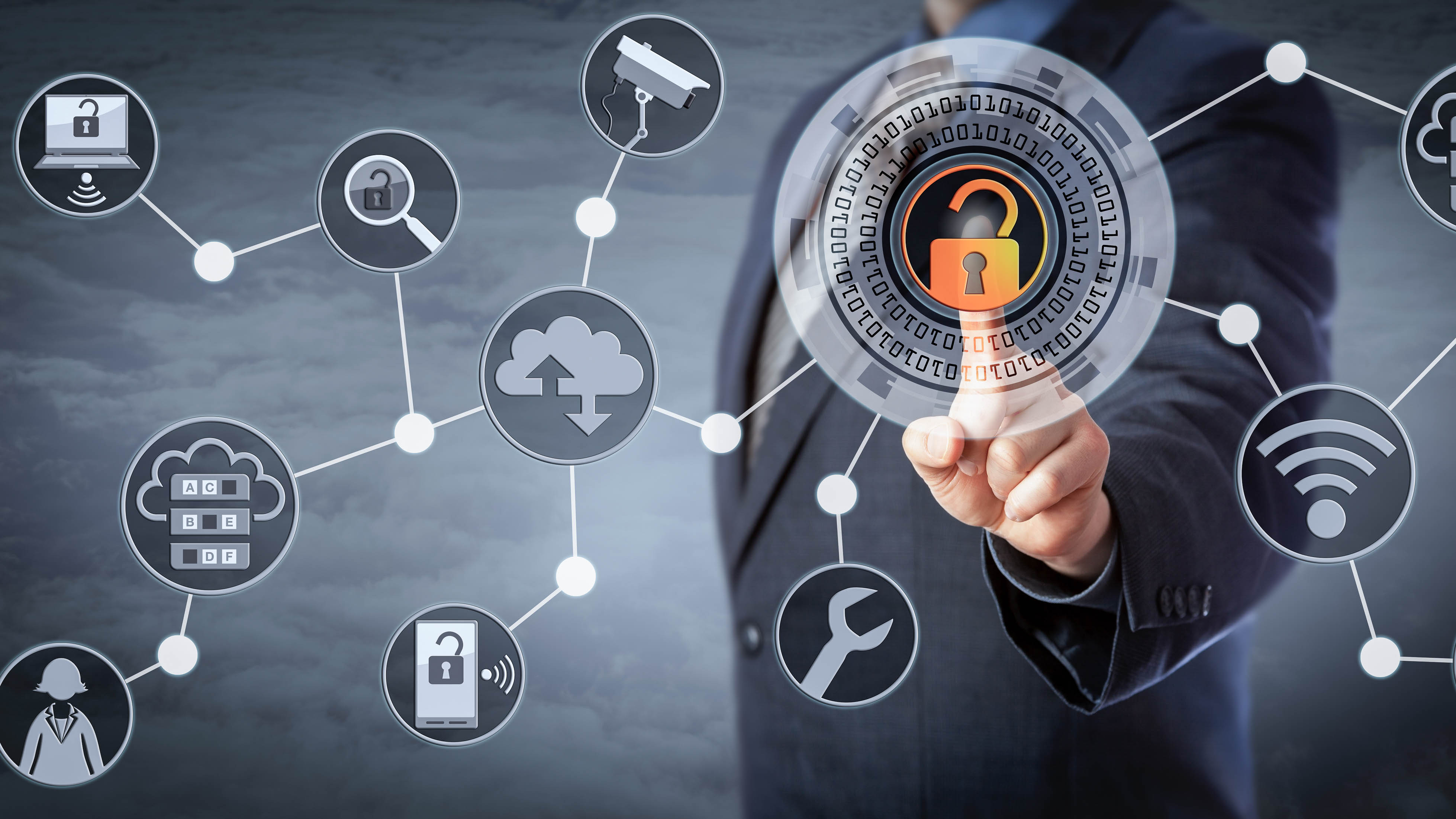 Hand eines Mannes in Anzug, die auf ein digitales Sicherheitssymbol zeigt, umgeben von verschiedenen Icons zu Cybersecurity.