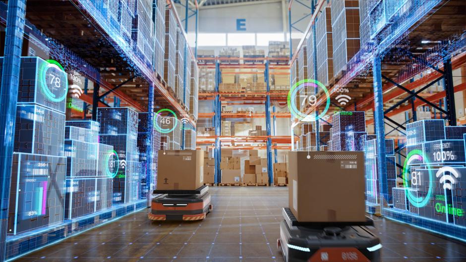 Lagerhalle mit Regalen voller Kisten und zwei autonomen Transportrobotern, umgeben von digitalen Datenanzeigen.