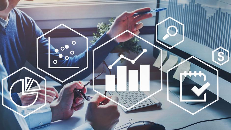 Hände von Personen, die an einem Tisch sitzen, umgeben von grafischen Symbolen für Datenanalyse und Planung.