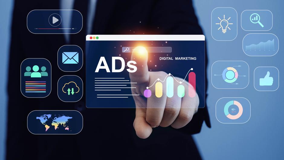 Hand zeigt auf ein digitales Dashboard mit Grafiken und Symbolen für digitales Marketing und Werbung.