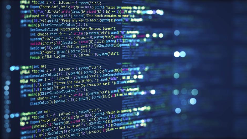 Codezeilen in verschiedenen Farben auf einem Bildschirm, die Programmierlogik und Funktionen darstellen.