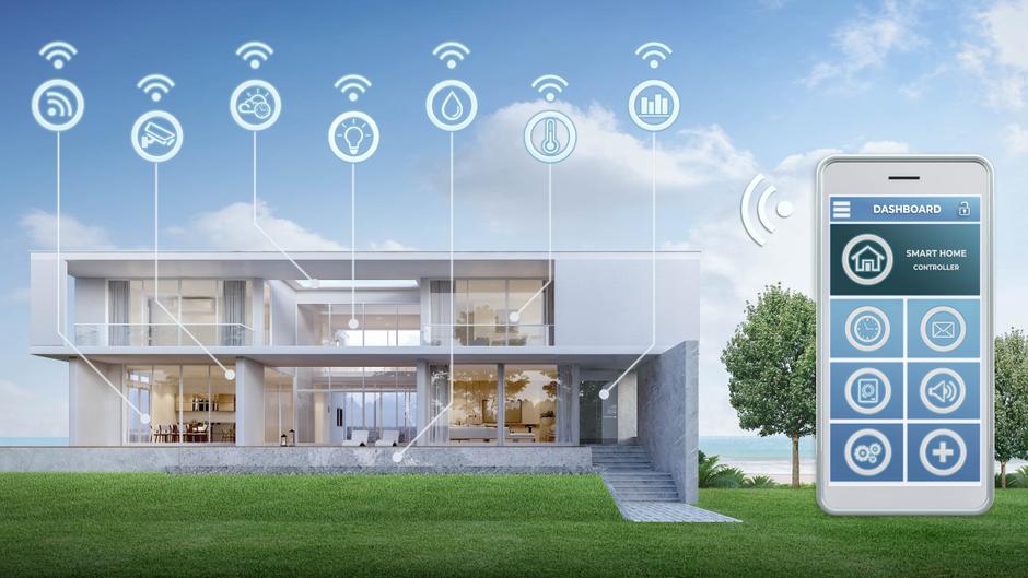 Moderne Architektur eines Hauses mit Smart-Home-Funktionen, dargestellt durch Icons und einem Smartphone-Dashboard.