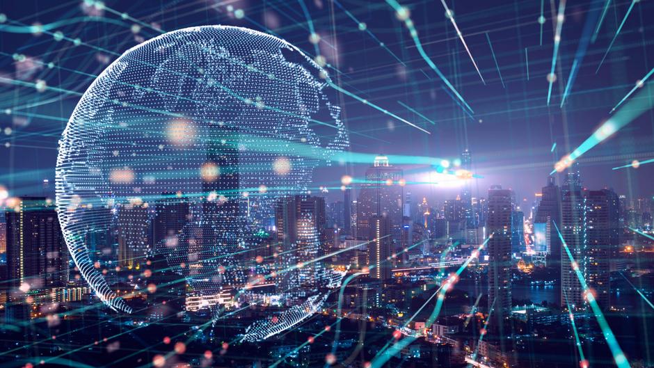 Städtische Skyline bei Nacht mit digitalem Globus und Datenströmen im Vordergrund.