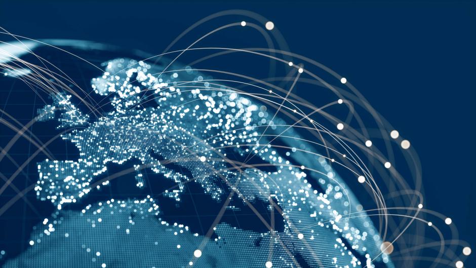 Globus mit leuchtenden Punkten und Linien, die Netzwerkverbindungen darstellen, auf dunklem Hintergrund.