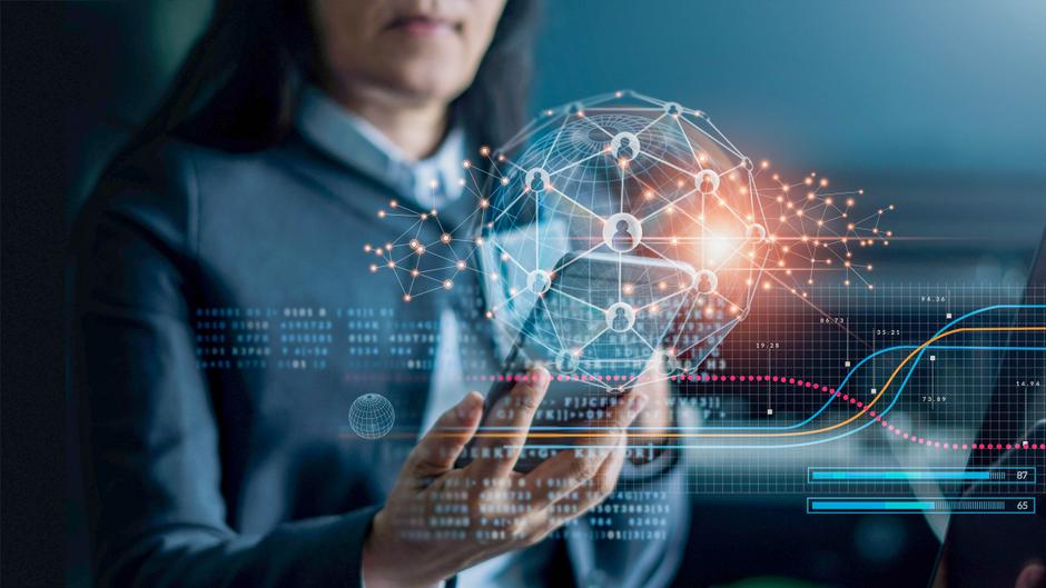 Eine Person hält ein holographisches Netzwerkmodell mit Datenvisualisierungen und Diagrammen in den Händen.