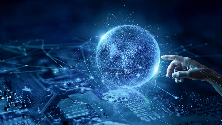 Eine Hand berührt eine leuchtende, digitale Weltkugel über einem Hintergrund aus Computerplatinen.
