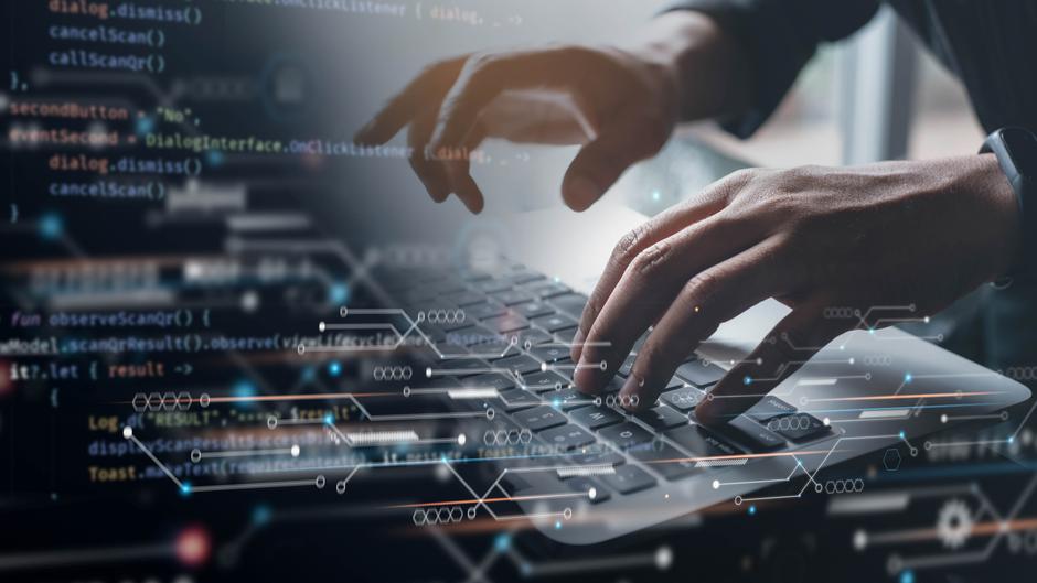 Hände tippen auf einer Laptop-Tastatur, umgeben von digitalen Code-Elementen und grafischen Darstellungen.