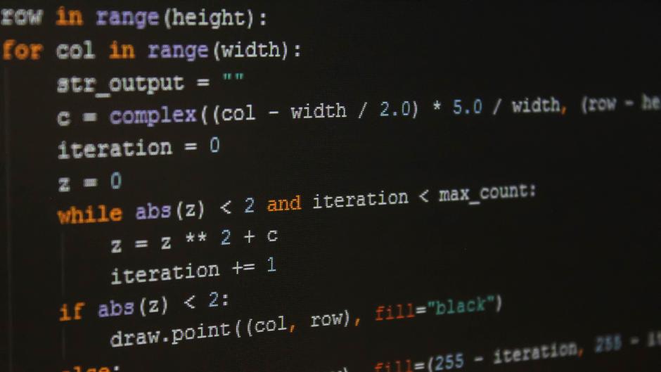 Code-Snippet in einer Programmiersprache mit Schleifen und Bedingungen zur Berechnung komplexer Zahlen.