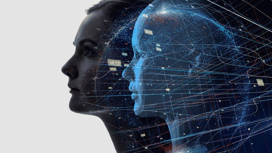 Profilansicht einer Frau, überlagert von einer digitalen, blauen Darstellung eines menschlichen Gesichts und Datenströmen.