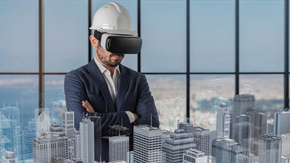 Mann mit VR-Brille und Helm steht vor einer Fensterfront mit Blick auf eine digitale Stadtansicht.