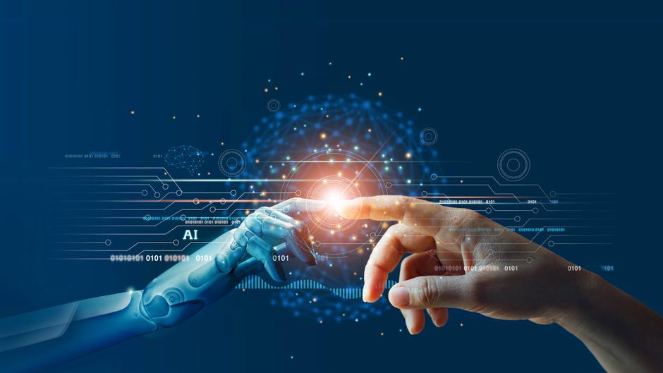 Ein menschlicher Finger berührt einen mechanischen Finger, umgeben von digitalen Grafiken und Lichtpunkten.