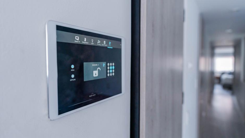 Ein digitales Bedienfeld zur Steuerung von Smart-Home-Funktionen an einer Wand.