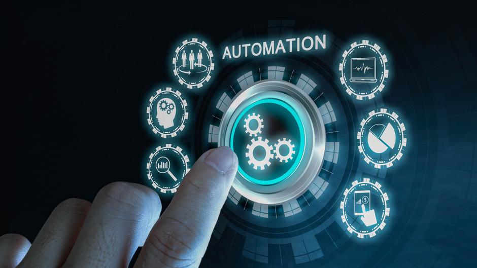 Finger drückt auf ein digitales Steuerungselement mit Zahnrädern, umgeben von Symbolen für Automatisierung.