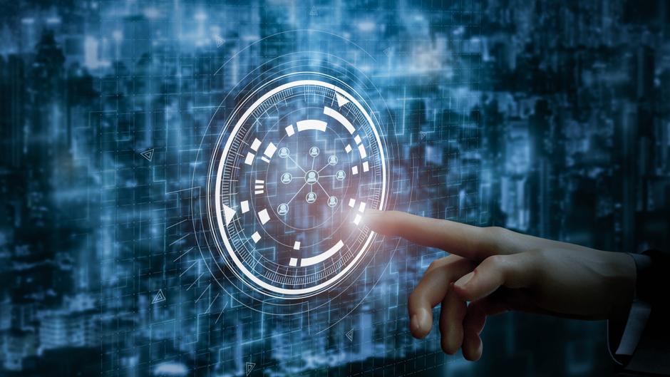 Finger berührt ein digitales Interface mit grafischen Elementen und Netzwerksymbolen vor einem blauen Hintergrund.