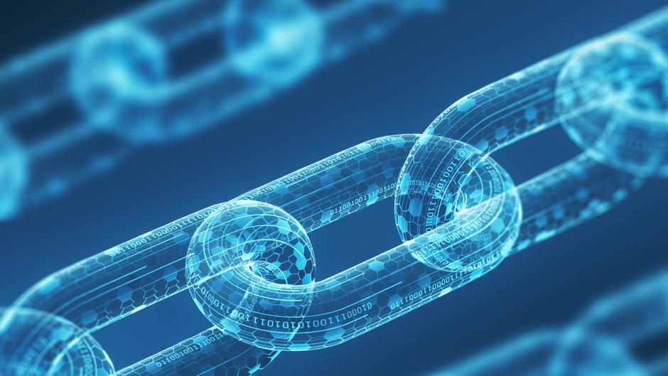 Digitale Kette aus transparenten Gliedern mit binären Zahlen auf blauem Hintergrund.