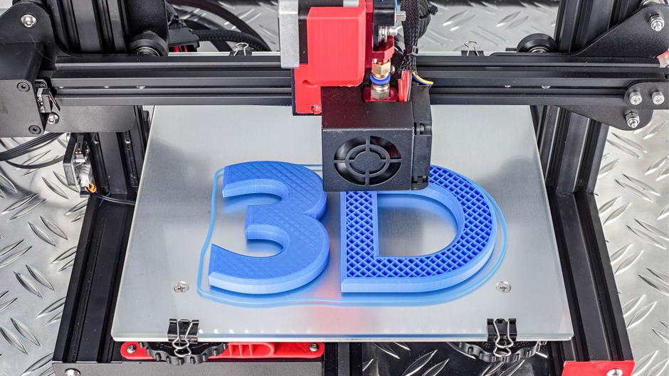 3D-Drucker erstellt eine blaue