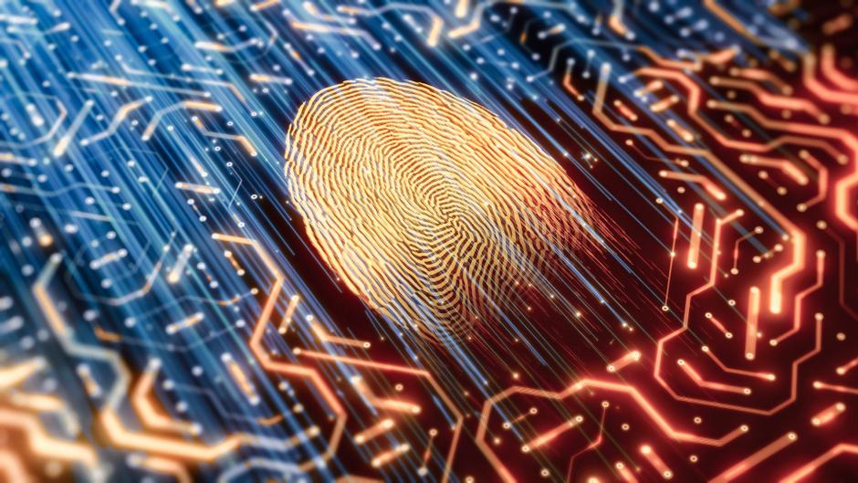 Fingerabdruck vor einem Hintergrund aus digitalen Schaltkreisen und Lichtstrahlen in Blau und Orange.