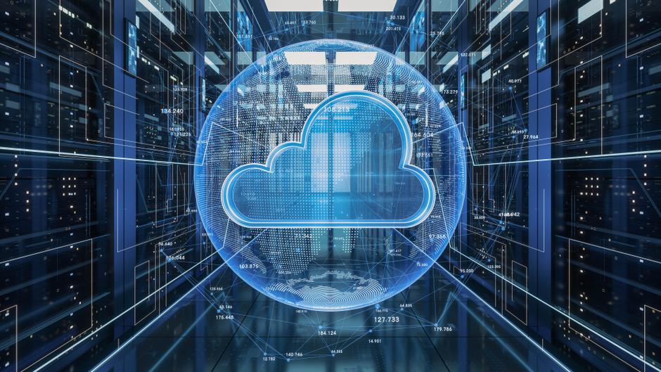 Digitale Darstellung einer Wolke in einem Serverraum, umgeben von Datenströmen und Netzwerkverbindungen.